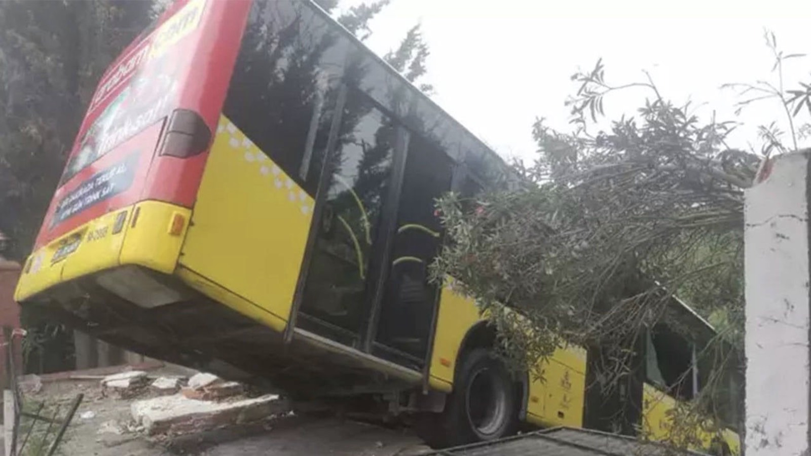 Üsküdar'da İETT otobüsü kaza yaptı