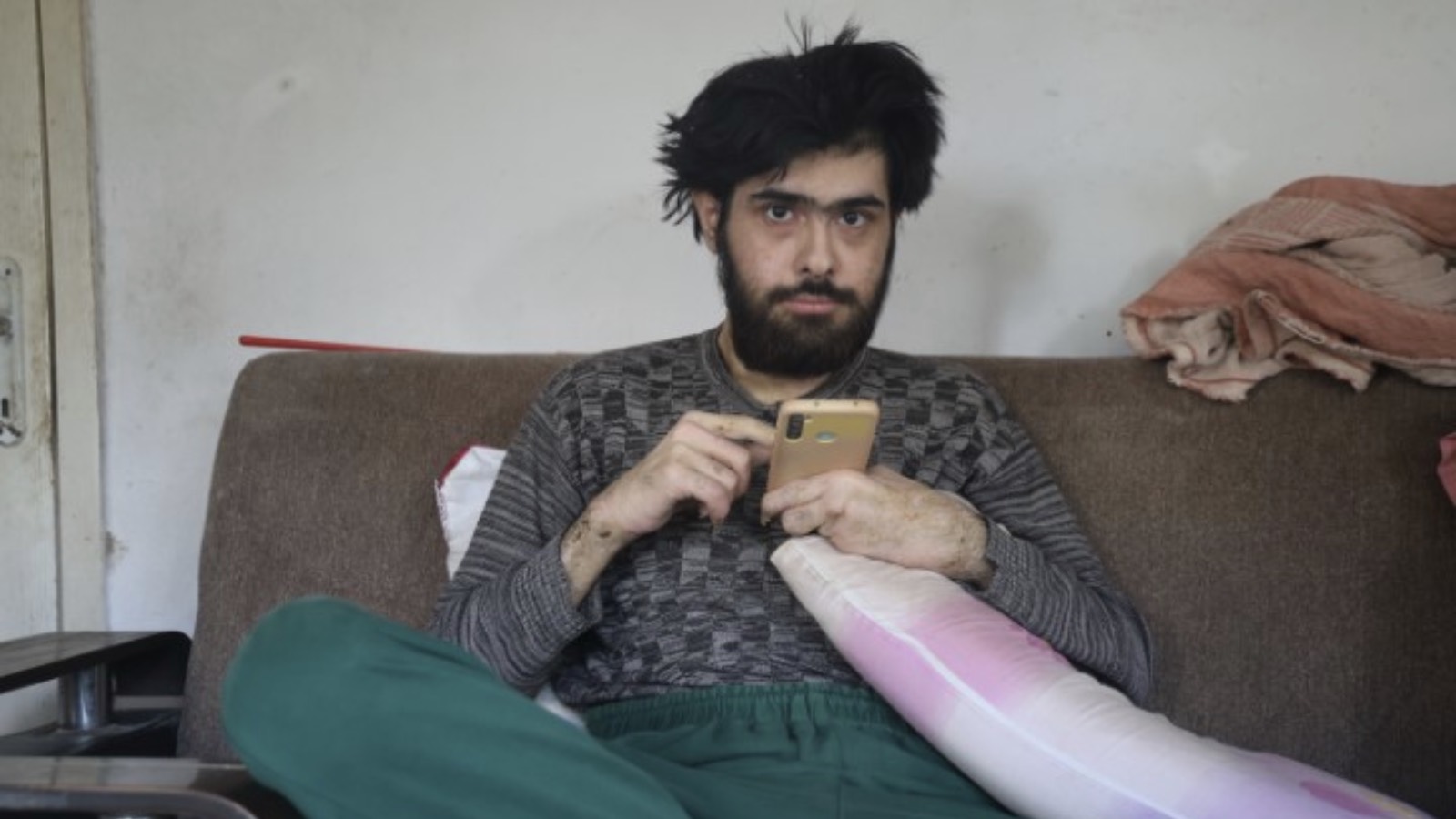 23 yaşındaki genç, 3 yıldır evde: Banyo yapmıyor, tırnaklarını kesmiyor, sadece telefonla oynuyor