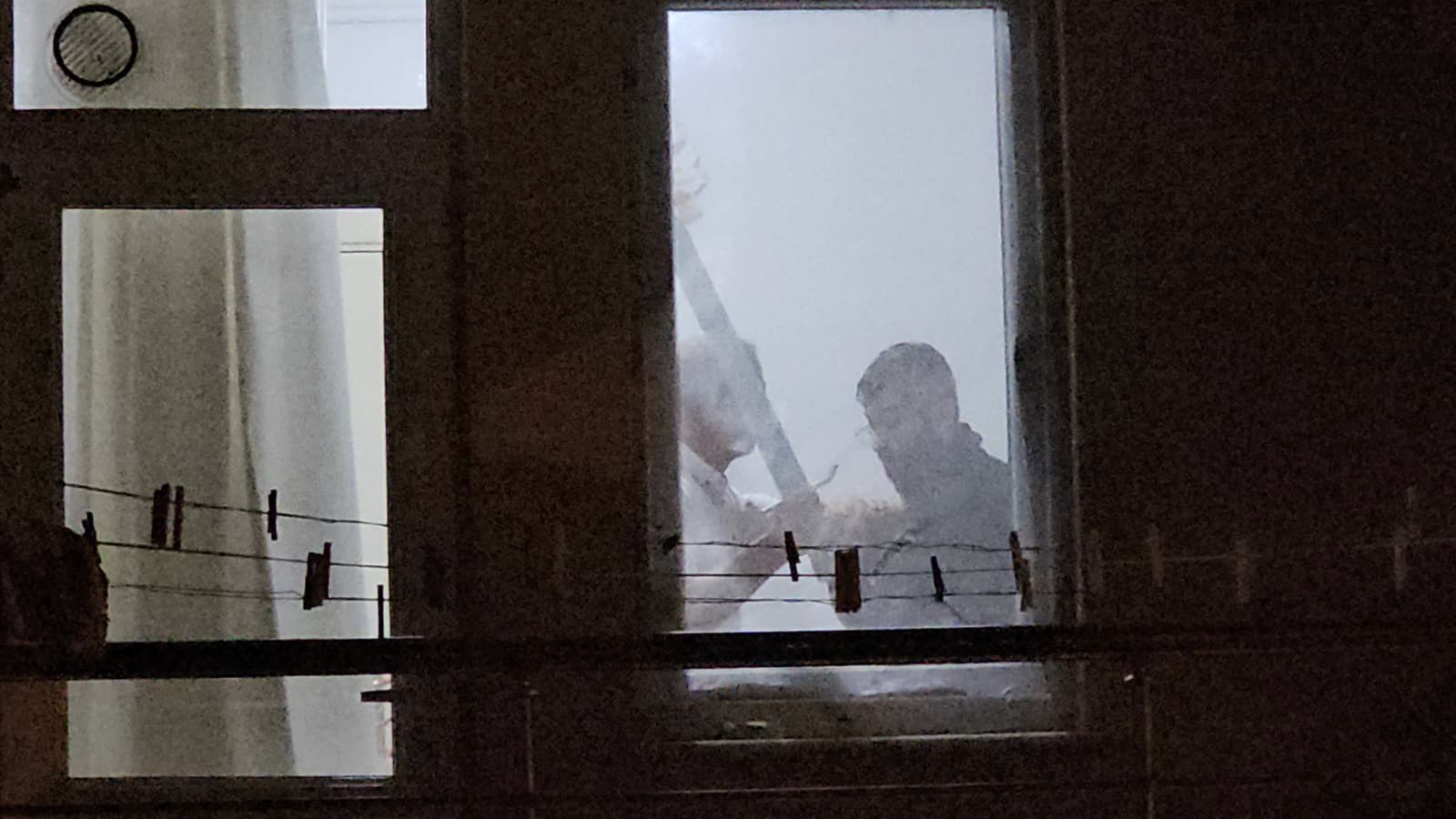 Arkadaşını kılıçla rehin aldı, eve operasyon düzenlendi!