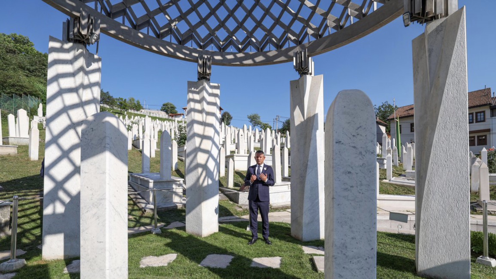 Özel, Aliya İzzetbegoviç'i andı: Düşünceyle siyaseti, inançla adaleti buluşturabilen ender liderlerdendi
