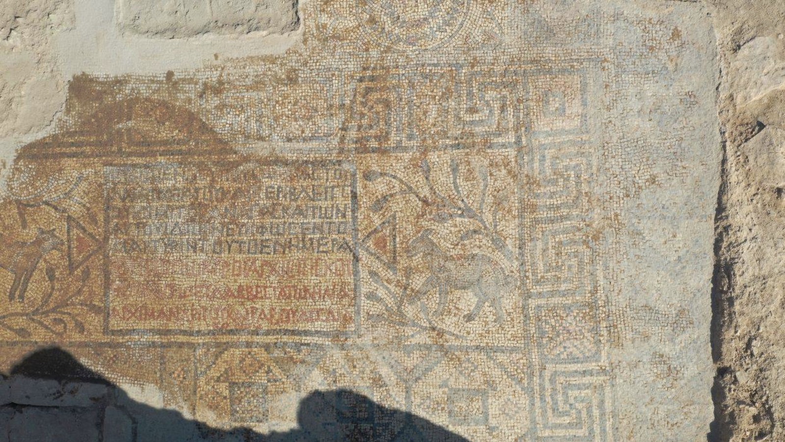 Urfa Kalesi'nde 5. yüzyıla ait yazıtlı mozaik gün yüzüne çıkarıldı