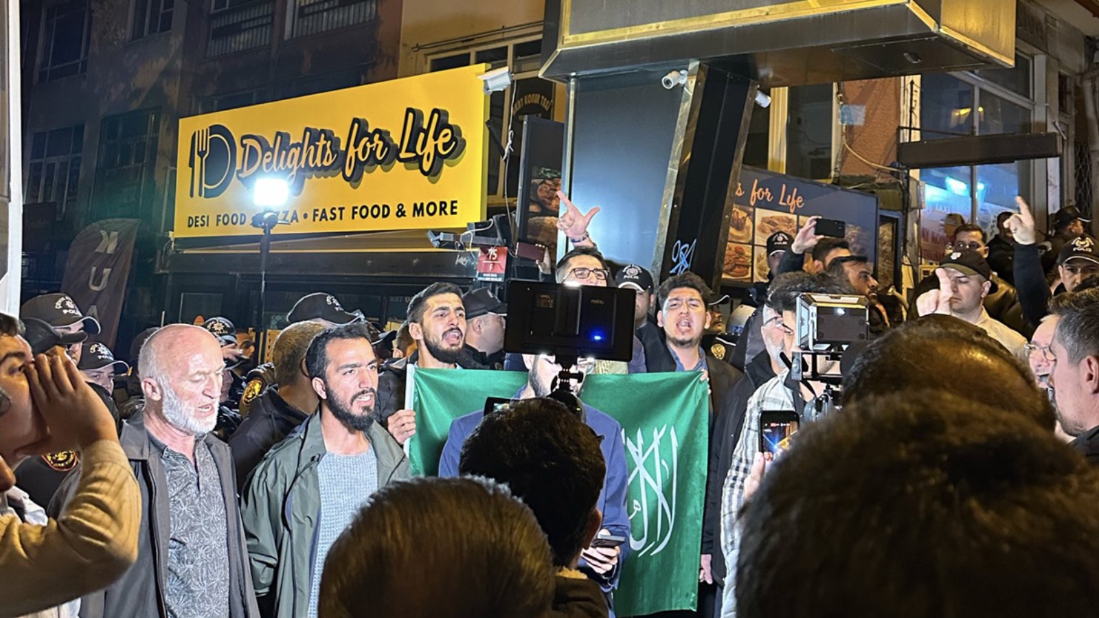 'Dini değerlerle alay' iddiasıyla hedef alınan mekan mühürlendi, önünde tekbir atıldı; çarşafla stand up gösterisi düzenleyen Güleç gözaltında