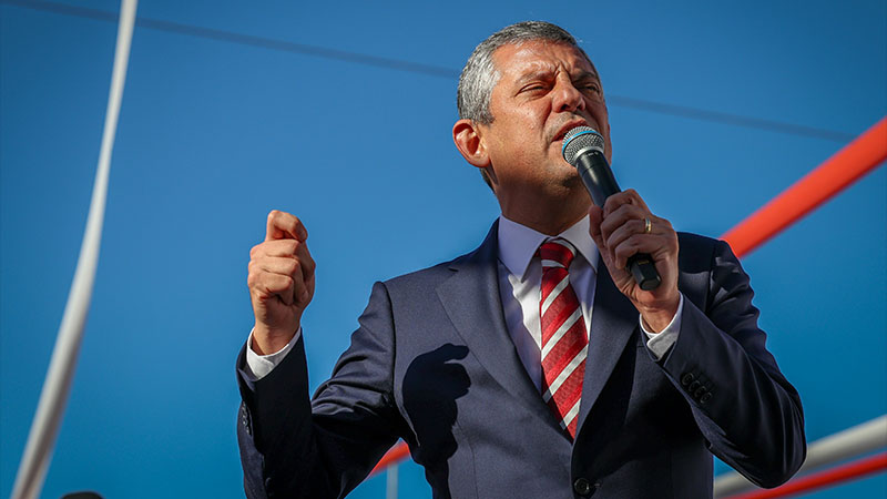 Özgür Özel: Ekrem Başkanın sandalyesini kırıp sarayda alay etmeye kalktılar; sandığa gittiniz, demokrasi tokadını vurdunuz!