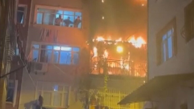 Beyoğlu'ndaki bir evde havai fişek nedeniyle yangın çıktı!