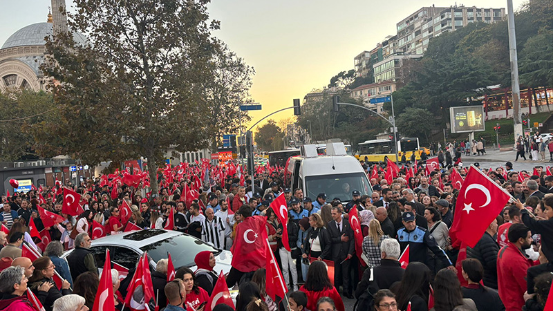 Beşiktaş'ta 29 Ekim Cumhuriyet Bayramı coşkusu: Mustafa Kemal Atatürk'ü unutturmayacağız!