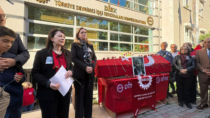 DİSK Genel Merkezi önünde tören düzenlendi: Eski DİSK yöneticisi Hüseyin Hulusi Karlı son yolculuğuna uğurlandı