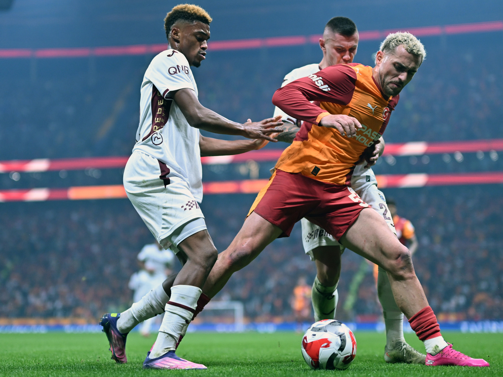 İskender Güven: Savunma ve ortada istenilen performans ortaya konulmasına rağmen sorun, ön alanda. Çünkü ileride oynayan 3 futbolcu da çok fazla top kayıpları yaptı. Muçi'nin sahada varlığıyla yokluğu belli değildi. Yaptığı top kayıpları, Galatasaray ataklarının başlangıcı oldu. Rakibin eksik yakalandığı pozisyonlarda daha çabuk ve etkili atak girişimleri gerçekleştirilse sonuç çok daha farklı olurdu. Kısıtlı bir kadroya sahip olmasına karşın Trabzonspor'un ligde bulunduğu durum, geçtiğimiz yıllara göre çok daha ilerisi için ümit veren bir konumda. Şampiyonluk yarışının içerisinde olabilirler mi, bunu zaman gösterecek. Ama bir başka gerçek var ki; oynadıkları oyun, her geçen gün birlikte düşünme ve paylaşma olgusunun sahaya yansımasıdır. (Sabah)