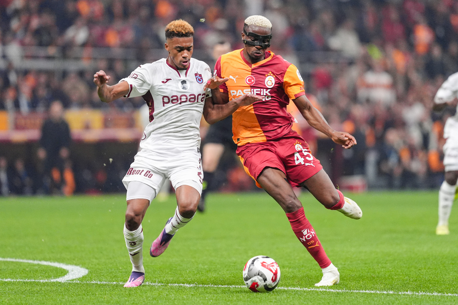 Bülent Timurlenk: Fatih Tekke'nin bu takımdaki emeği ortada. Oulai ve Folcarelli ikilisi şampiyonluk sezonundan beri en iyi orta saha. Sorunları ise kanat performansı. Aynı G.Saray gibi onlar da kanat forvetlerinden istediğini alamadı. Barış ne oynadıysa Muçi de o kadar. İlkay'ın kalitesinin arandığı ortada. Kulübeden gelenlerin inandırıcılığı yok. Ahmed ve Yusuf yollanmalı. Onana'nın tecrübesinin verdiği güven, Uğurcan'ın köşeden çıkardığı top, iki takımın da birer direkten topu. Sadece Savic'in sakatlığı 2-3 dakika sürmüşken Cihan Aydın'ın +4 eklemesi 'bitse de kurtulsam' kararı. Maçın hakkı beraberlikti. G.Saray adına bardağın boş tarafında Beşiktaş'tan sonra Trabzon maçında da yakılan 2 puan var. (Sabah)