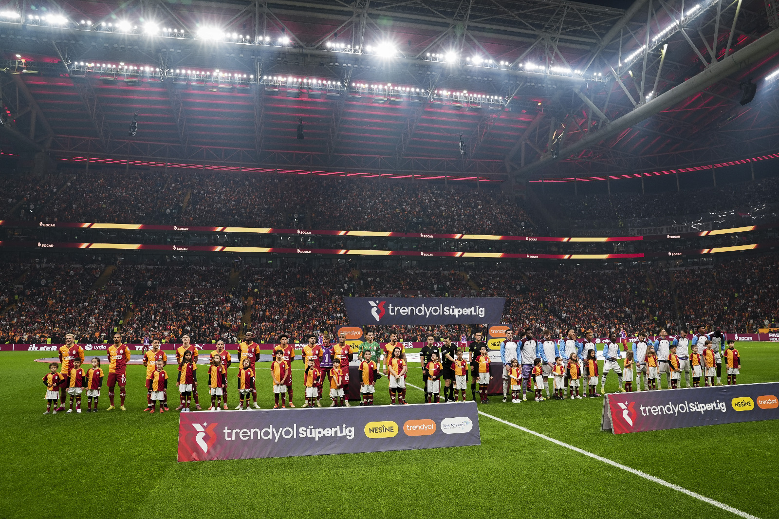 Murat Özbostan: Sarı-kırmızılılar evinde 2 puan bıraktı.. Dolayısıyla maçın kaybedeni Galatasaray oldu... Osimhen çok topla buluşmadı, Sane verimsizdi. Yunus ve Barış vasattı.. Barış'ın kestiği tüm toplar etkisizdi.. Yunus'un oynayıp oynamadığı bile belli değildi.. Barış'a gösterilen tepki gereksizdi.. Trabzonspor'da ise her pozisyonda Zubkov vardı.. Merkezi iyi kapattılar.. Onana, Uğurcan'ı unutturmuş.. Adam güven veriyor tartışmasız!.. Trabzonspor'un en zayıf halkası Muçi idi.. Ama Tekke'nin de ona sınırsız destek olduğunu görüyoruz.. Özetle iki takım 1'er puanı hak etti. Hakemlerin bahis skandalının konuşulduğu böyle günlerde bir büyük maça çıkıp yönetmek de kolay değildi. Cihan Aydın'ı başarılı buldum. (Sabah)