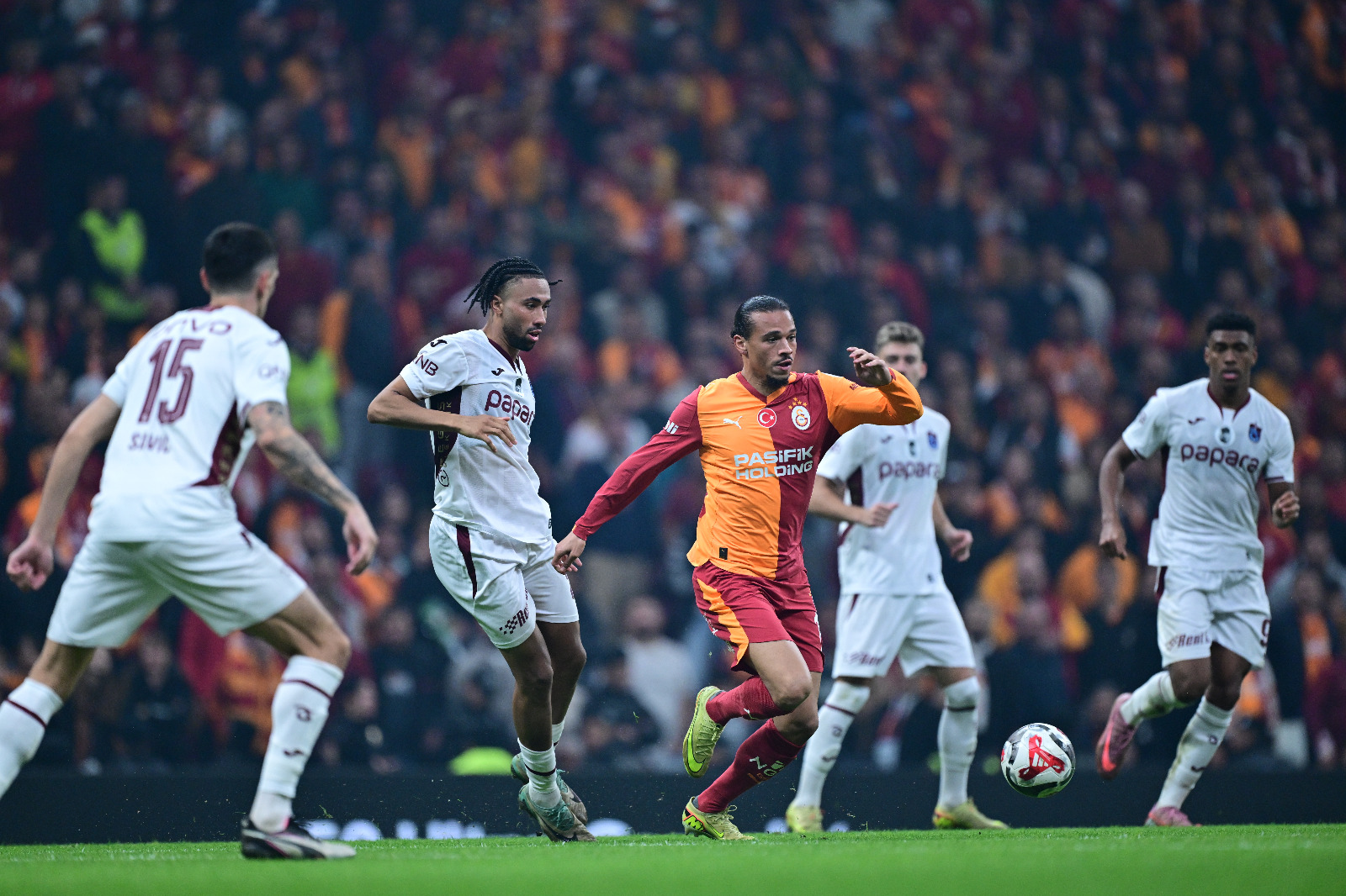Ahmet Çakar: İkinci yarının da ilk yarıdan pek farkı yoktu. Osimhen'in neredeyse tüm maç boyunca yaşadıklarını Trabzonsporlu Onuachu da yaşadı. Onuachu çabuk bir oyuncu değil. Tepeden gelen topları da kafayla indirmeye çalışıyor ama onun asıl gol özelliği, yan toplar. Fakat Trabzonspor pek az sıfıra inebildi, Onuachu da istediği topları alamadı. Maç masa başında zordu. Bahis skandalı hakemlerin işini daha da zorlaştırdı ama ben Cihan Aydın'ı beğendim. Belki biriki sarı kart verebilirdi, biriki faulü yanlış verdi ama böylesine bir maçta bana göre çok iyiydi. Son dakikalarda G.Saray, Osimhen ile penaltı bekledi ama penaltı değil. Osimhen, Trabzonsporlu oyucunun uzanmış ayağının üzerine kendini bırakıveriyor. (Sabah)