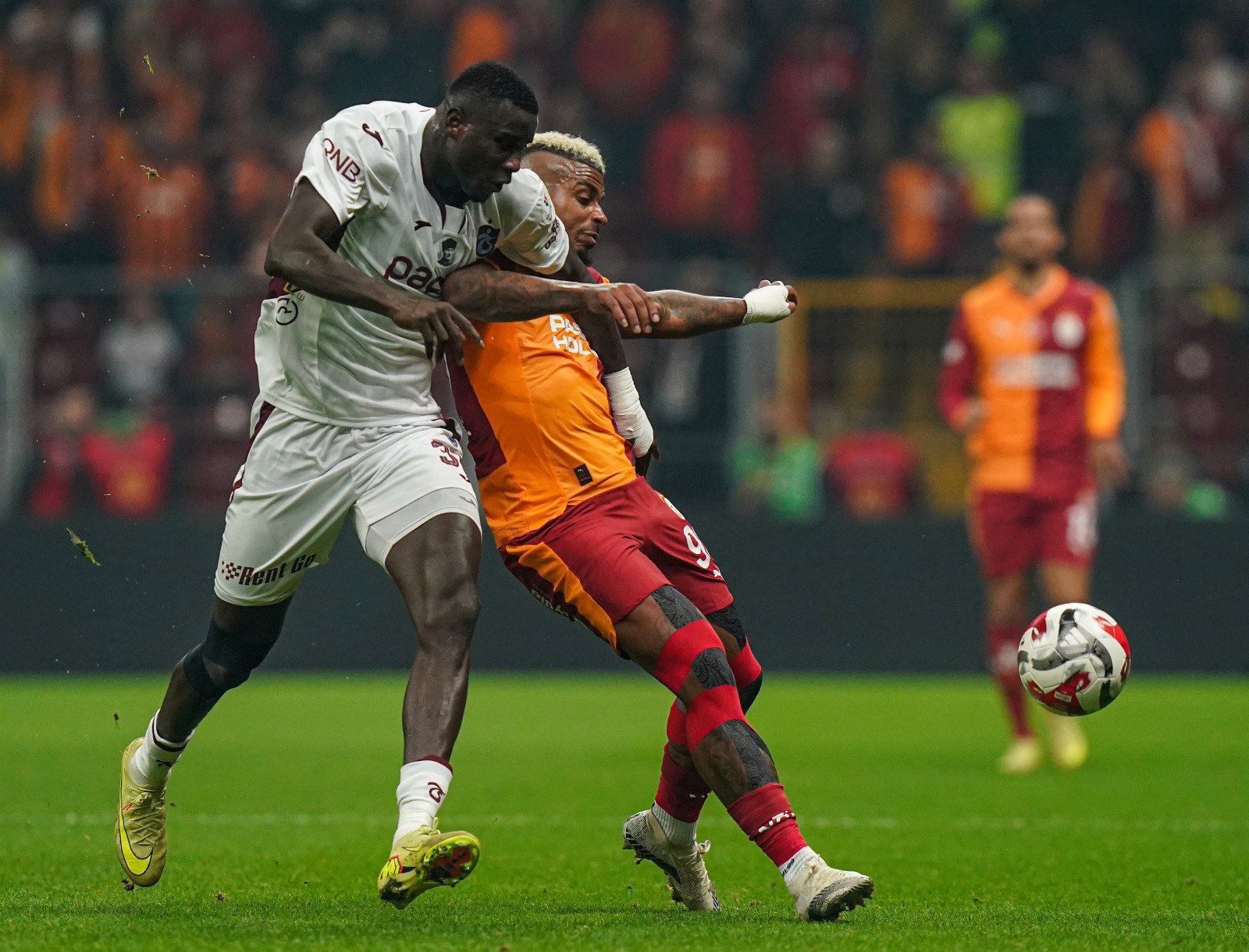 Fırat Aydınus: İkinci yarı, ilk 45 dakikaya göre çok daha yüksek tempoda başladı. Her iki takım da üçüncü bölgeye hızlı geçişlerle çabuk kat ederek pozisyon üretmeye çalıştı. Ancak 68. dakikadan sonra Okan Buruk’un yaptığı Kaan Ayhan hamlesi, oyunun dengesini tamamen Galatasaray lehine çevirdi. Bu dakikadan itibaren sarı kırmızılılar topa daha fazla sahip olan, oyunun yönünü belirleyen ve baskı dozunu artıran taraftı. Trabzonspor ise bu süreçte kaptığı toplarla ani geçişlerle etkili olmaya çalıştı. Maçın son 10-15 dakikalık bölümünde Galatasaray’ın kurduğu baskıya rağmen skor tabelası değişmedi ve birçok kişiye göre sahadan istediğini alan taraf Trabzonspor oldu. (Hürriyet)