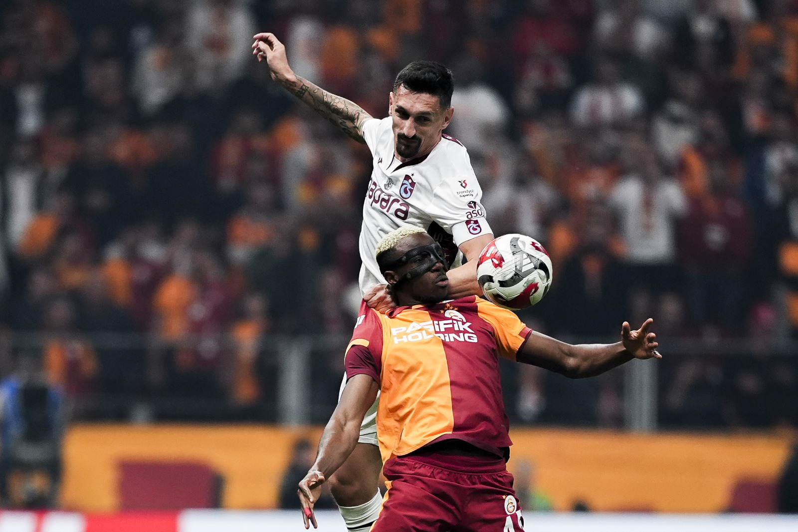 Serkan Akcan: Fatih Tekke genç ve dinamik bir takım yaratma yolunda ilerliyor. Trabzon için Ali Sami Yen’de alınan 1 puan tatmin edici. Galatasaray ise kendi vasatına bile ulaşmakta zorlandığı bir maçta puan kaybetti. Maçın ismine, kadroların gücüne oranla yüksek tempo ve pozisyondan yana fakir bir maç izledik. Galatasaray, Ali Sami Yen’de Beşiktaş’tan sonra Trabzonspor’a da puan kaybetti. Okan Buruk’un, üst üste 3 şampiyonluk döneminde derbilerde fark yarattığı düşünüldüğünde bu iki büyük maçta kaybedilen puanlar sezonun ikinci yarısında başına dert açabilir. (Fanatik)