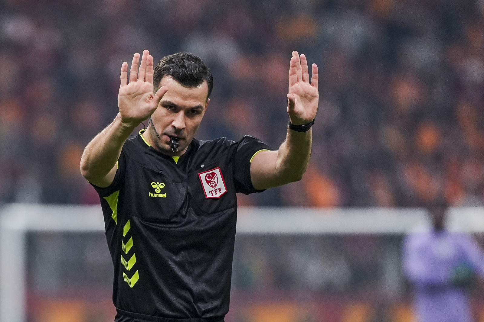 Erman Toroğlu: Sarı-kırmızılıların çarşamba gecesi Ajax maçı olduğundan herhalde onlar da biraz tam gaz oynamadı. Bu konuda fazla bir şey söyleyemezsiniz. Çünkü Ajax maçından alacakları bir galibiyet Şampiyonlar Ligi’ndeki yolu açacak. Orası çok önemli. O maçların tekrarı yok. Burada puan da kaybetsen telafi etme şansın var. Trabzonspor eksiklerine rağmen iyi yolda ve bu sezon iyi işler yapacağa benziyor. Barış Alper dikişi Galatasaray’da tutmaz. Seyirci ile bir türlü barışamadı. Galatasaray da ondan gelecek parayı bir daha bulamaz herhalde. Hakem birkaç sarı kartı atladı. Mümkün olduğu kadar az kullanmaya çalıştı. Kırmızı da yüzde yüz doğruydu. VAR’a bırakmaması kendisine artı yazdı. (Sözcü)