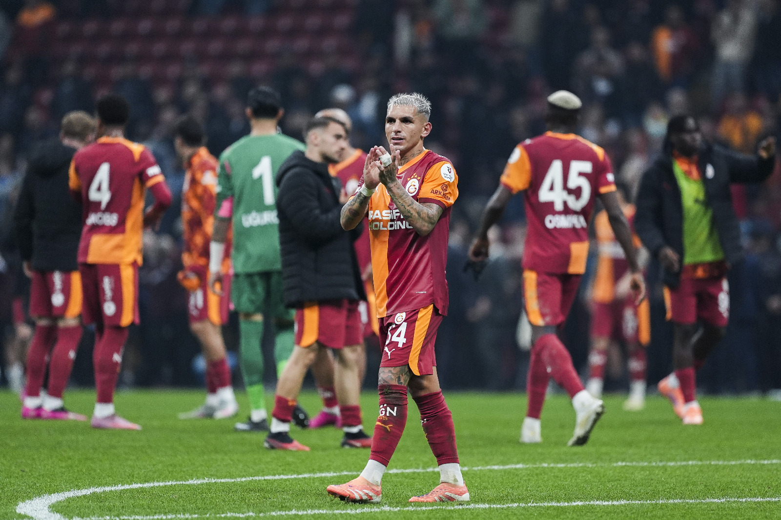 Mustafa Ersoy: Galatasaray tarafından bakılınca Trabzonspor maçının olumlu yanları da var. Uzun lig maratonunda telafi edilebilecek sadece 2 puan kaybettiler. Karşılığında; Lemina'nın stoper performansını kazandılar, final paslarda kararsızlığın neler kaybettirdiğini öğrendiler. Güzel dersler alındı. En önemlisi de Okan Buruk şunu öğrenmiş oldu: “Biz oynarız, rakip önlem alsın” demekle bu iş olmuyor. Hep daha fazlasını istemek lazım demek ki! Trabzonspor’a gelince. Çok iyi bir takım kurmuşlar. Geleceğe yatırım yapmışlar. Her topa kafasını sokan bir on bir kurulmuş. Son şampiyonluktan bu yana Trabzonspor’u öz kimliğine Fatih Tekke kavuşturmuş. Özellikle Oulai’yi kim bulmuşsa tebrik etmek lazım. Bu futbolcuyu Trabzon’da tutmak zor. Çok yakında Premier Lig ya da La Liga’da izlemeye devam ederiz. (T24)