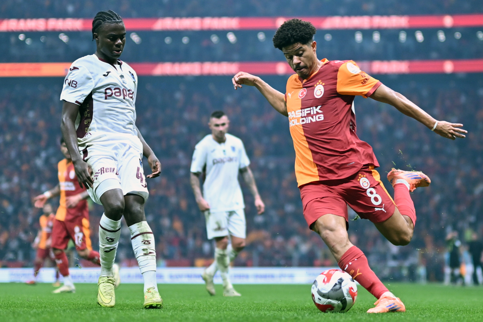 Engin Verel: İkinci yarıda daha çok kazanmak isteyen bir Galatasaray, skoru korumak isteyen Trabzonspor vardı. Nitekim Galatasaray çok net fırsatlar da buldu ancak rakip kale önünde hovardalık yaptılar. Daha çok kontratak düşünen Trabzonspor'un çok net iki fırsatı vardı. Zubkov'un direkten dışarı giden şutundan önce yaptıkları harikaydı. Maçın son bölümünde 10 kişi kalan Trabzonspor için işler çok daha zordu. Bazen daha iyi olsun diye yaptığınız oyuncu değişiklikleri böyle ters tepebiliyor. Hakemleri eleştirebileceğim kücak hataları olsa da dün onları daha özgüvenli gördüm. (Akşam)