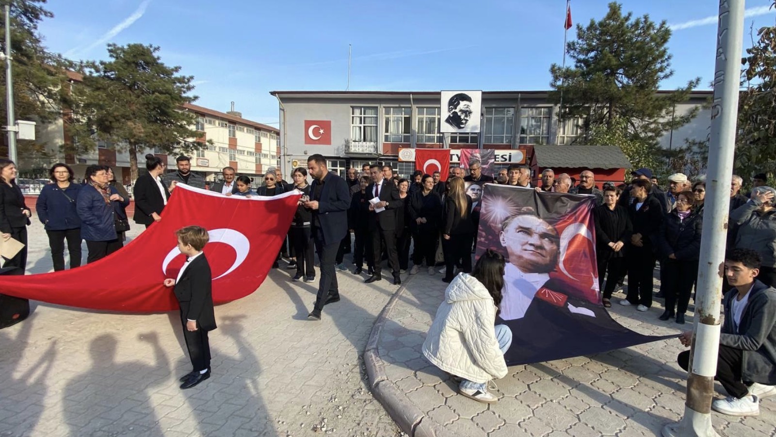 CHP, 10 Kasım’da okullarda anma töreni düzenledi: Tatille gölgeleyemezsiniz