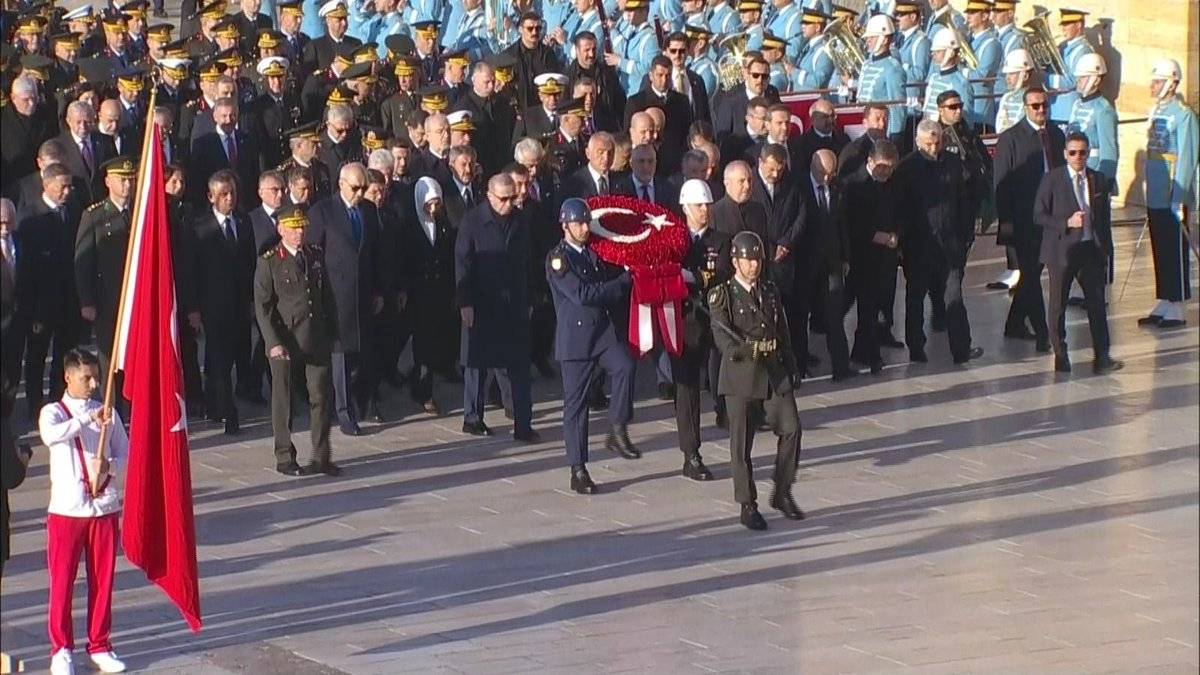 Saat 9'u 5 geçe hayat durdu, milyonlar saygı duruşuna durdu: Türkiye Cumhuriyeti'nin kurucu lideri Mustafa Kemal Atatürk böyle anıldı...