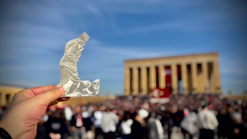 Anıtkabir'e ziyaretçi akını: Türkiye, kurucu lideri Mustafa Kemal Atatürk'ü anıyor!