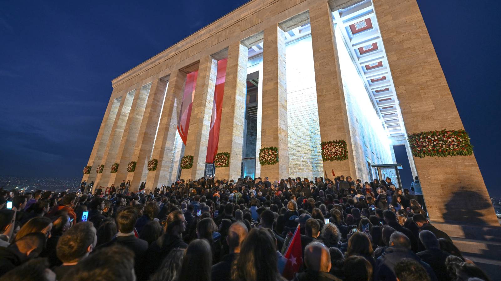 Yüzbinler gece nöbetinde: Türkiye Cumhuriyeti'nin kurucusu Mustafa Kemal Atatürk, Anıtkabir'de böyle anıldı