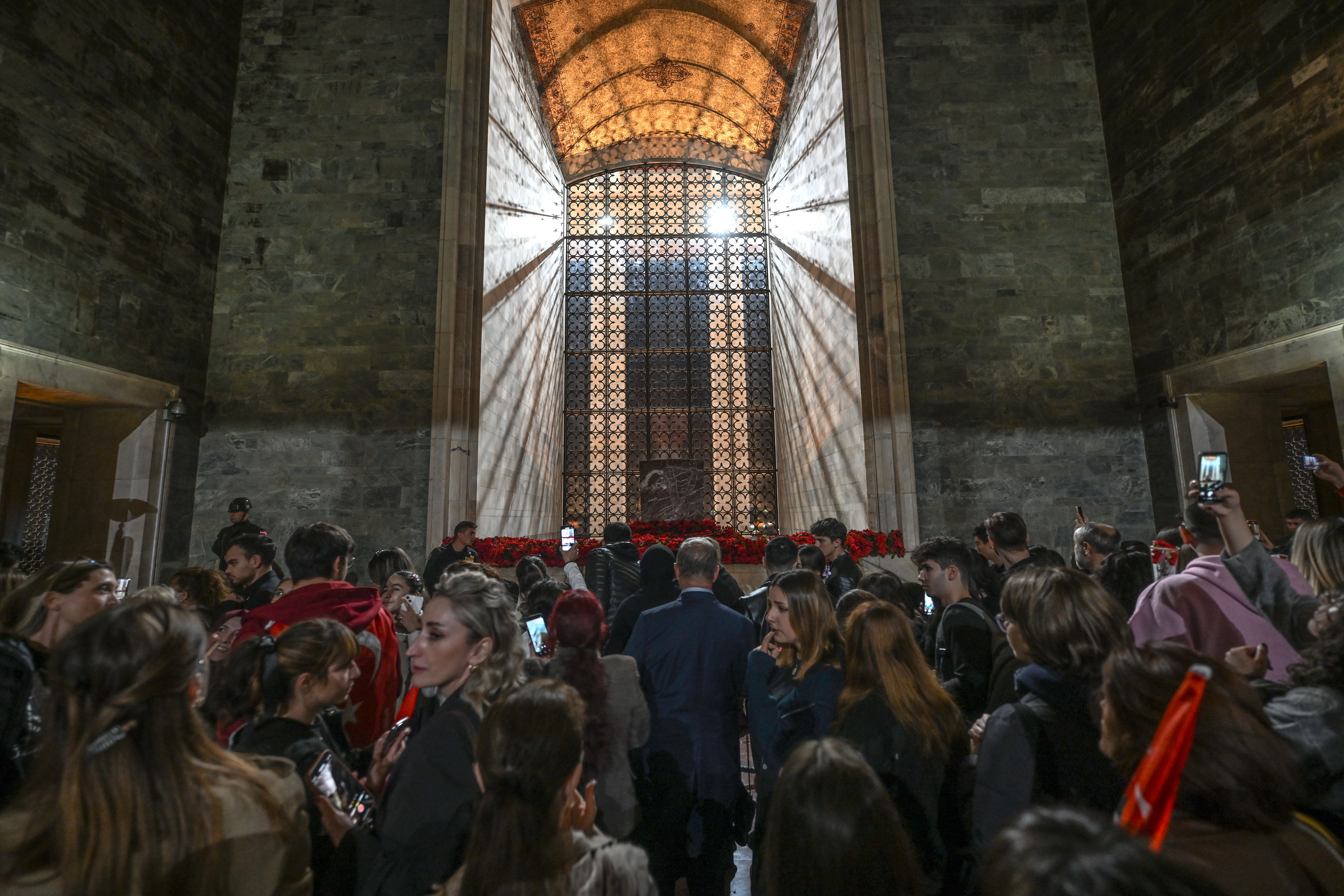Yüzbinler gece nöbetinde: Türkiye Cumhuriyeti'nin kurucusu Mustafa Kemal Atatürk, Anıtkabir'de böyle anıldı