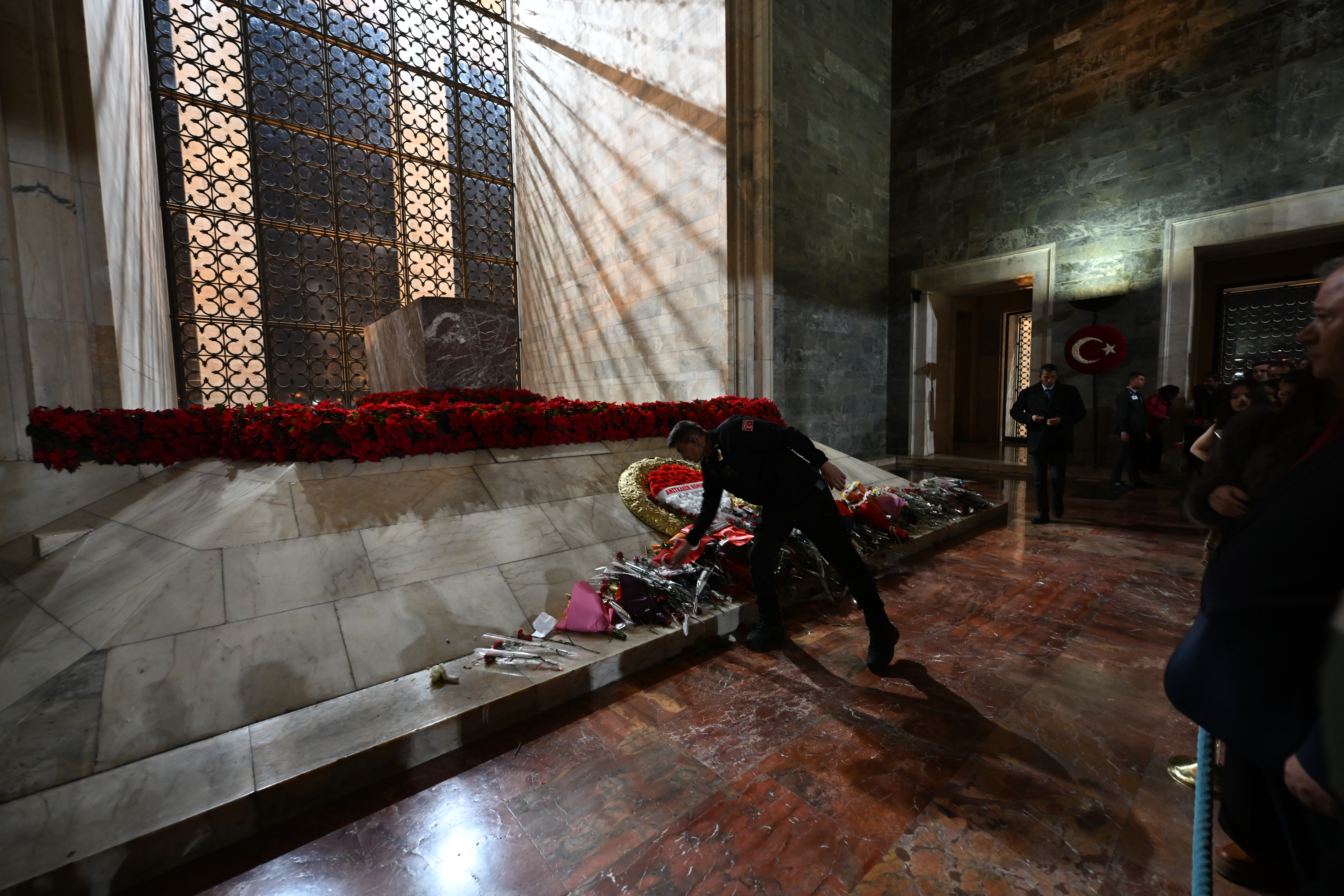 Yüzbinler gece nöbetinde: Türkiye Cumhuriyeti'nin kurucusu Mustafa Kemal Atatürk, Anıtkabir'de böyle anıldı