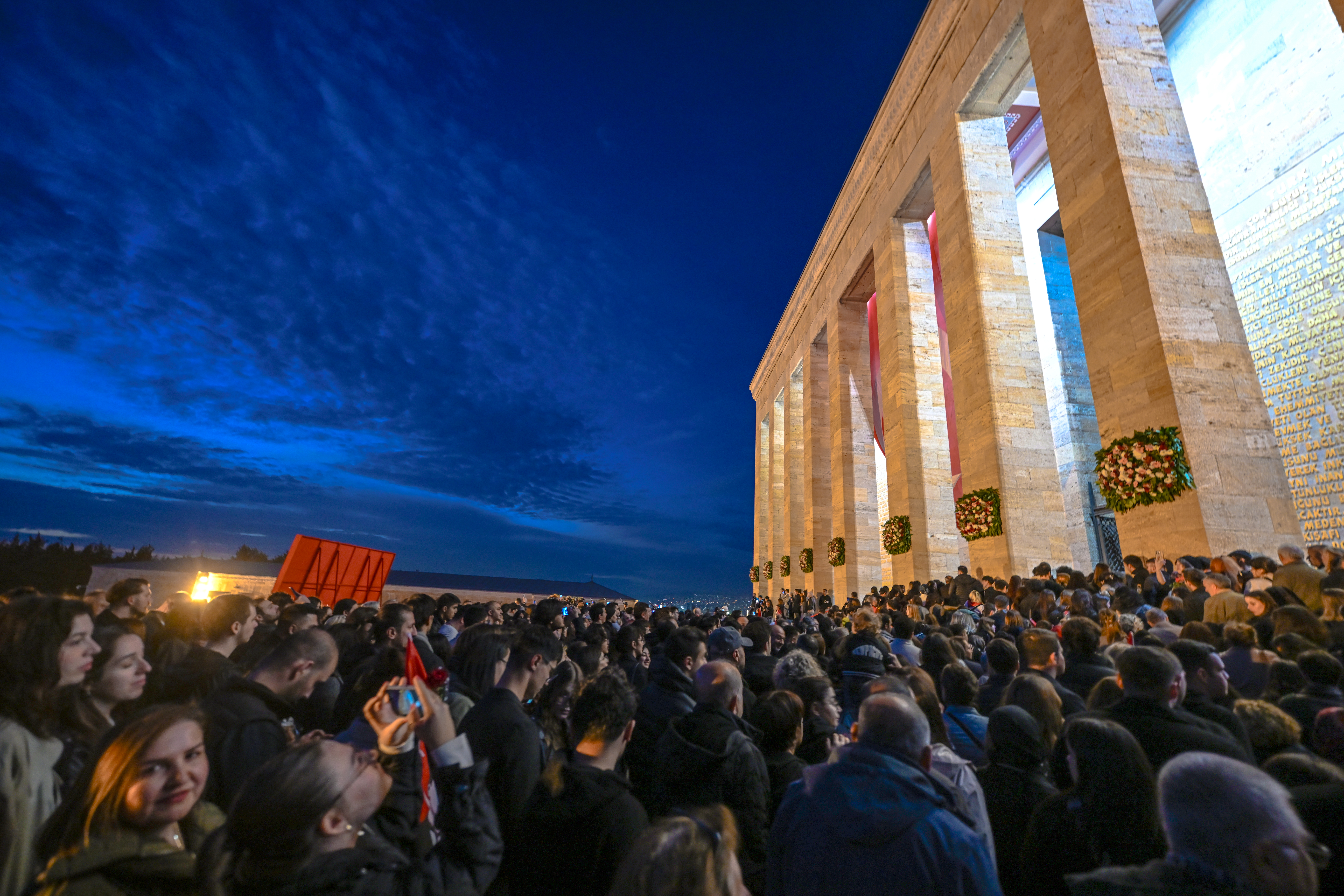 Yüzbinler gece nöbetinde: Türkiye Cumhuriyeti'nin kurucusu Mustafa Kemal Atatürk, Anıtkabir'de böyle anıldı