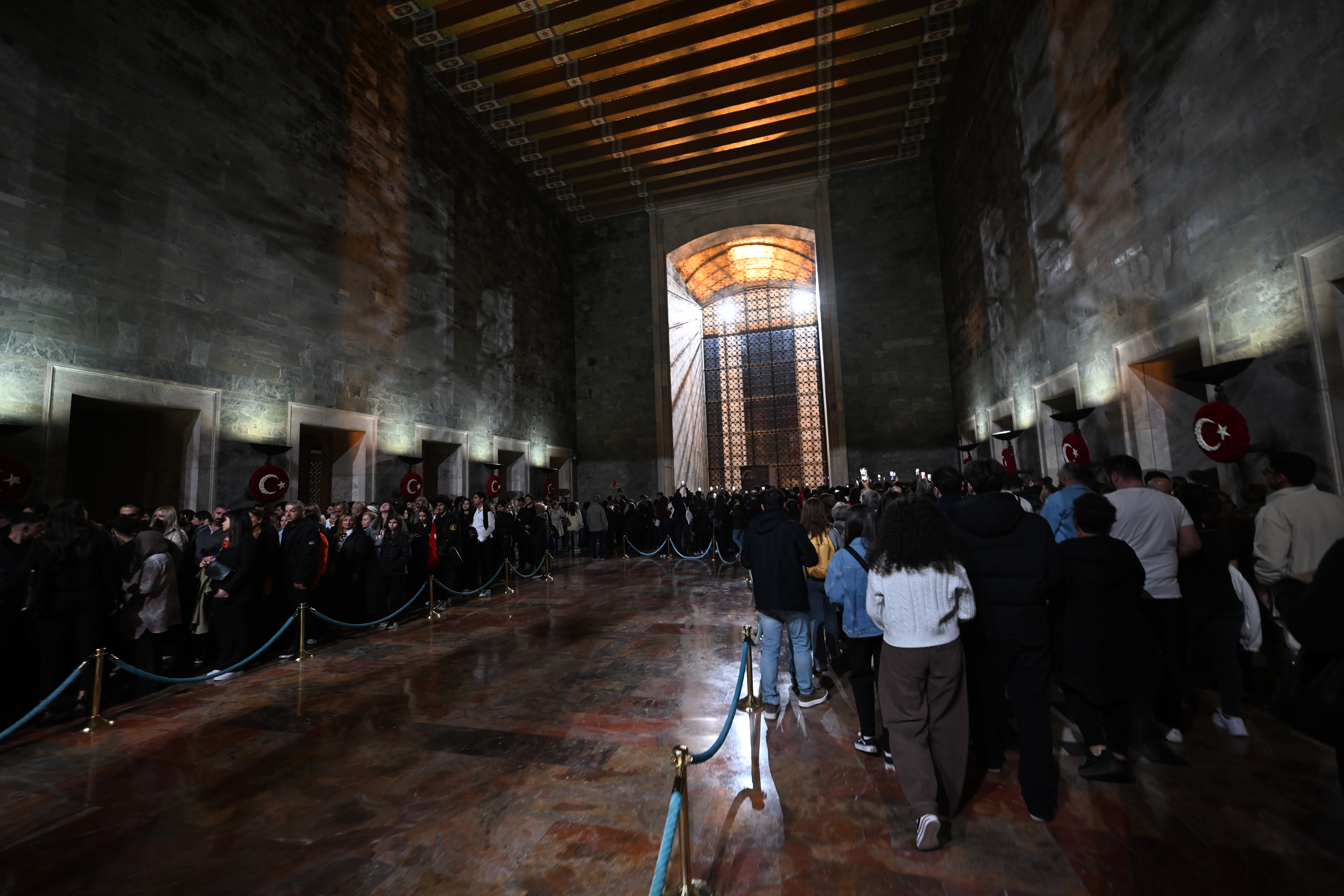 Yüzbinler gece nöbetinde: Türkiye Cumhuriyeti'nin kurucusu Mustafa Kemal Atatürk, Anıtkabir'de böyle anıldı