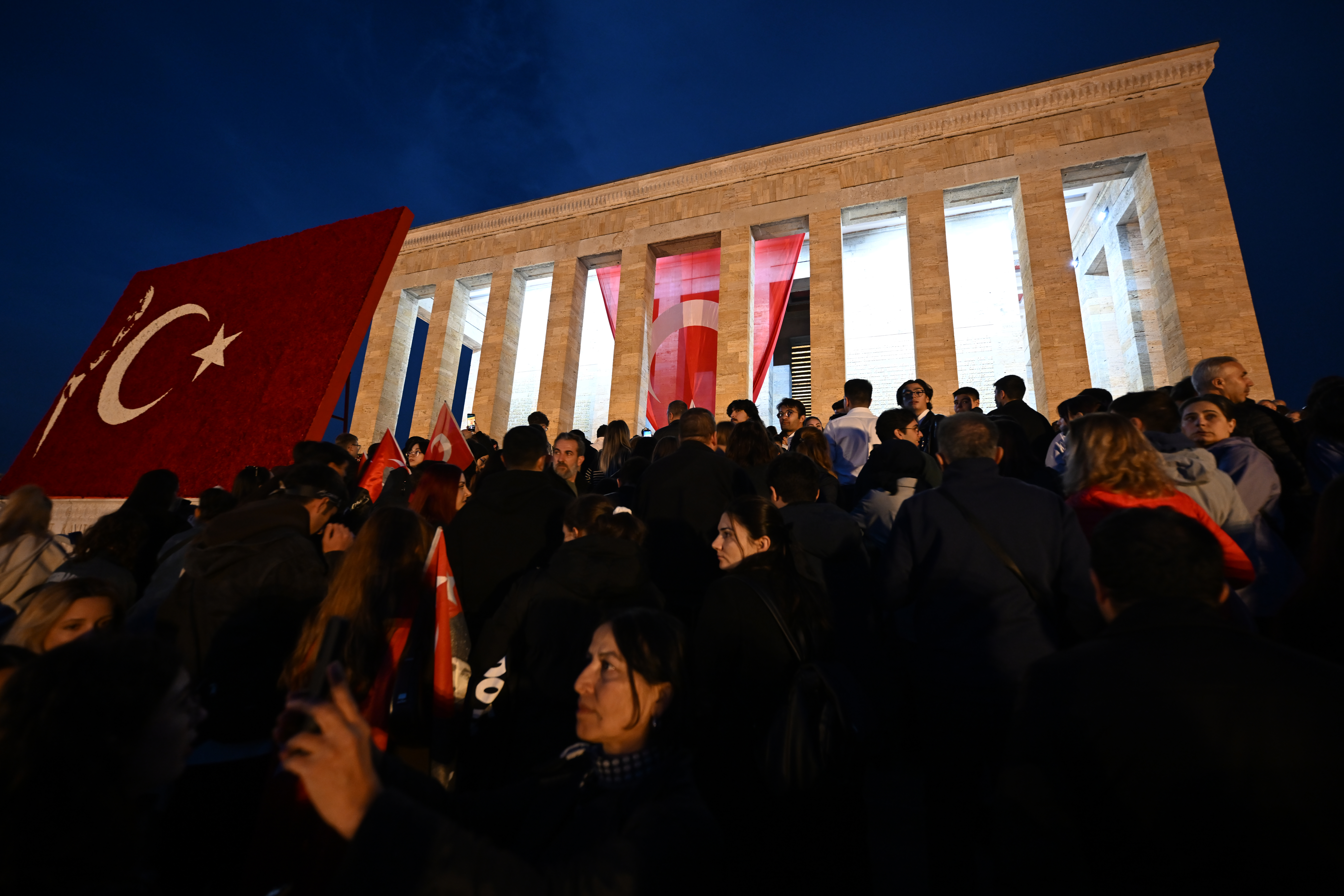 Yüzbinler gece nöbetinde: Türkiye Cumhuriyeti'nin kurucusu Mustafa Kemal Atatürk, Anıtkabir'de böyle anıldı