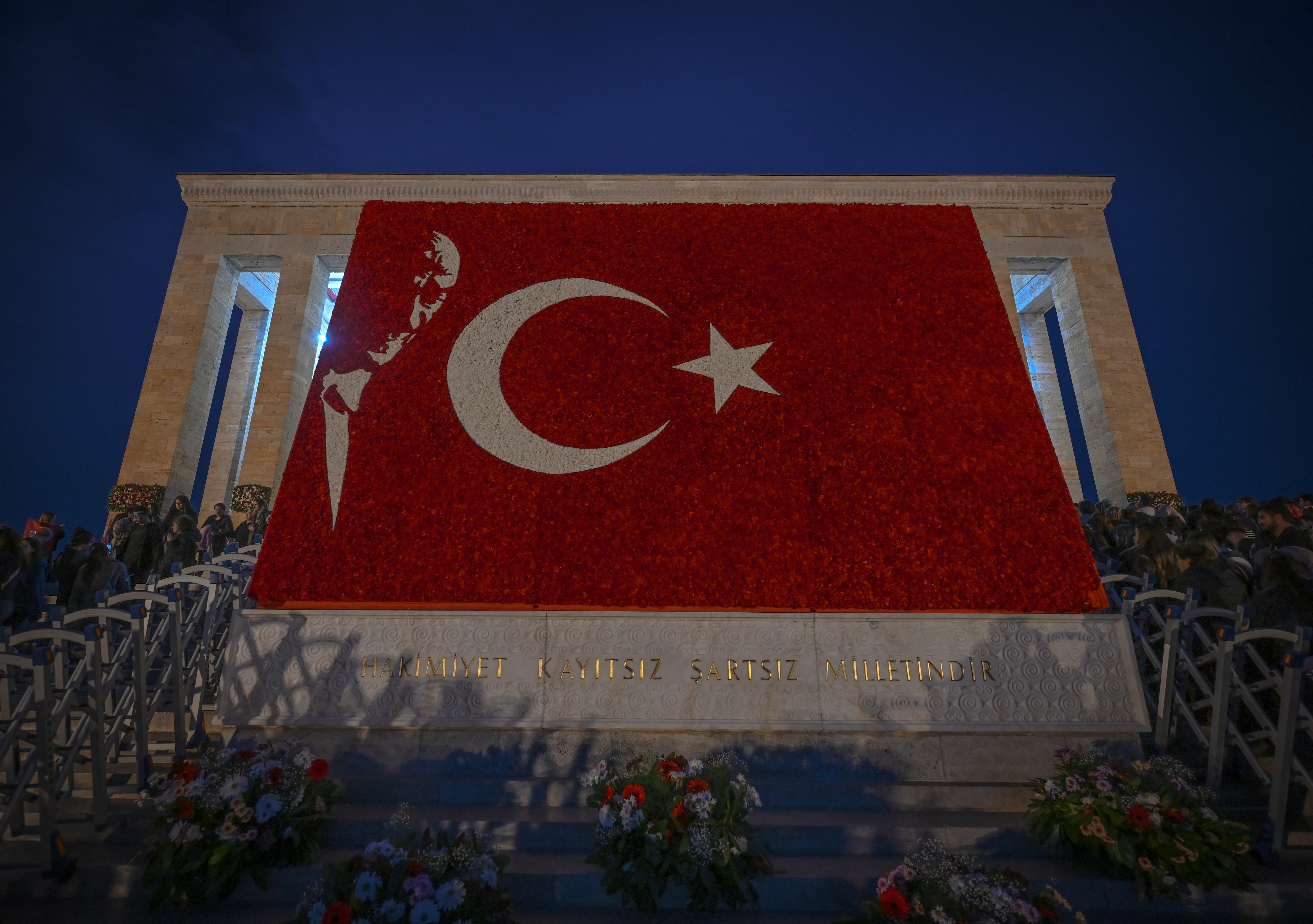 Yüzbinler gece nöbetinde: Türkiye Cumhuriyeti'nin kurucusu Mustafa Kemal Atatürk, Anıtkabir'de böyle anıldı