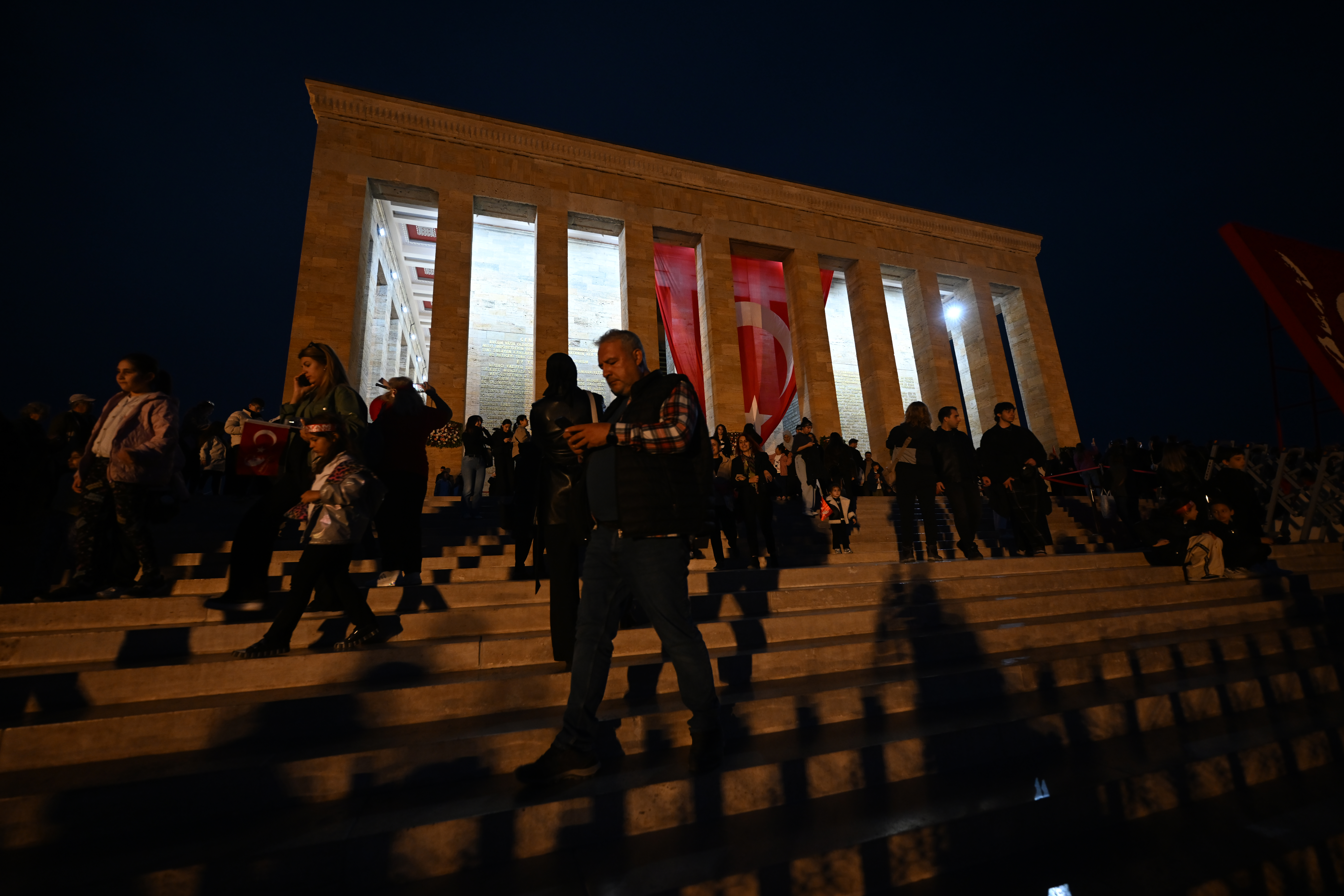 Yüzbinler gece nöbetinde: Türkiye Cumhuriyeti'nin kurucusu Mustafa Kemal Atatürk, Anıtkabir'de böyle anıldı