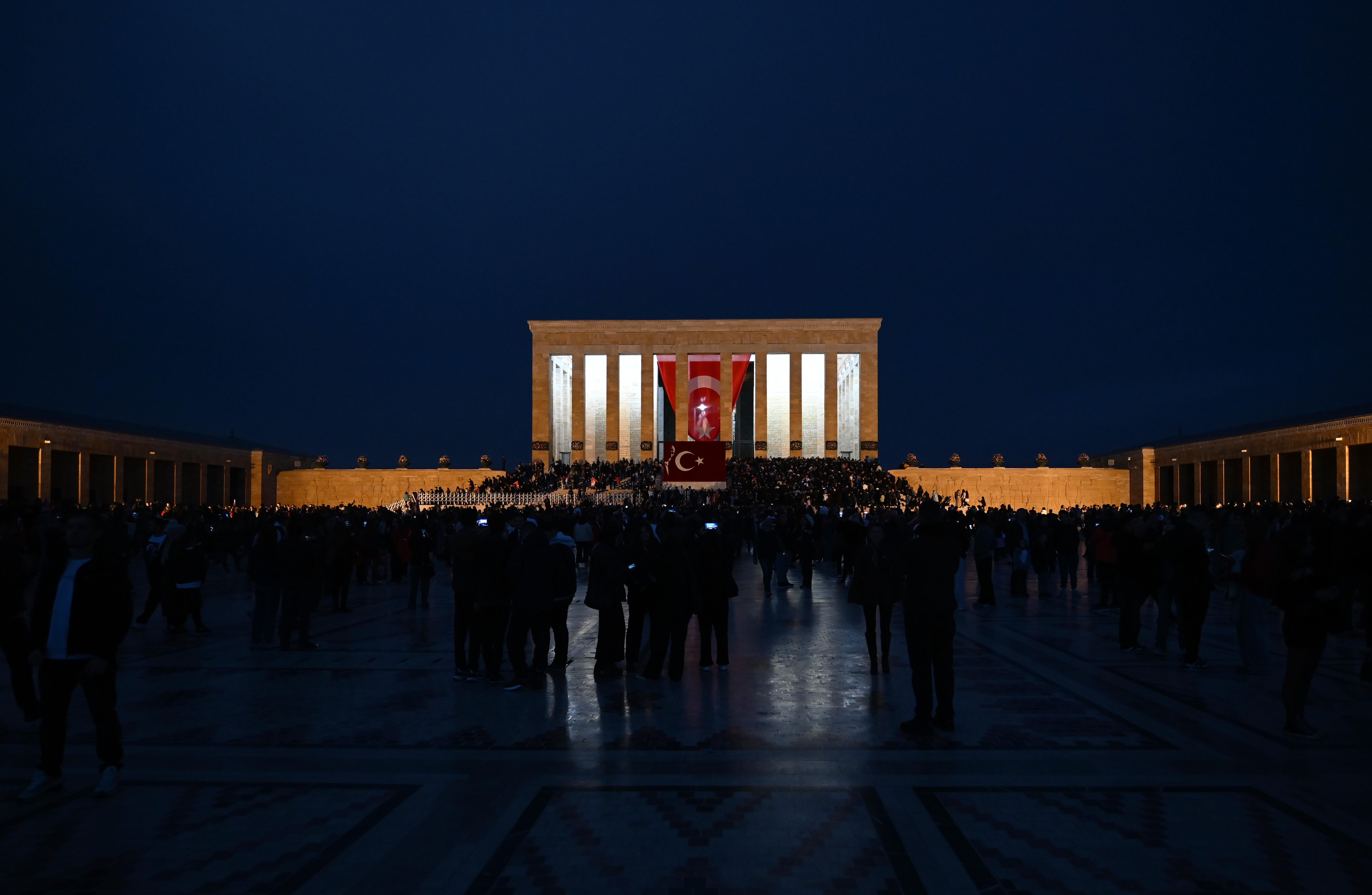 Yüzbinler gece nöbetinde: Türkiye Cumhuriyeti'nin kurucusu Mustafa Kemal Atatürk, Anıtkabir'de böyle anıldı