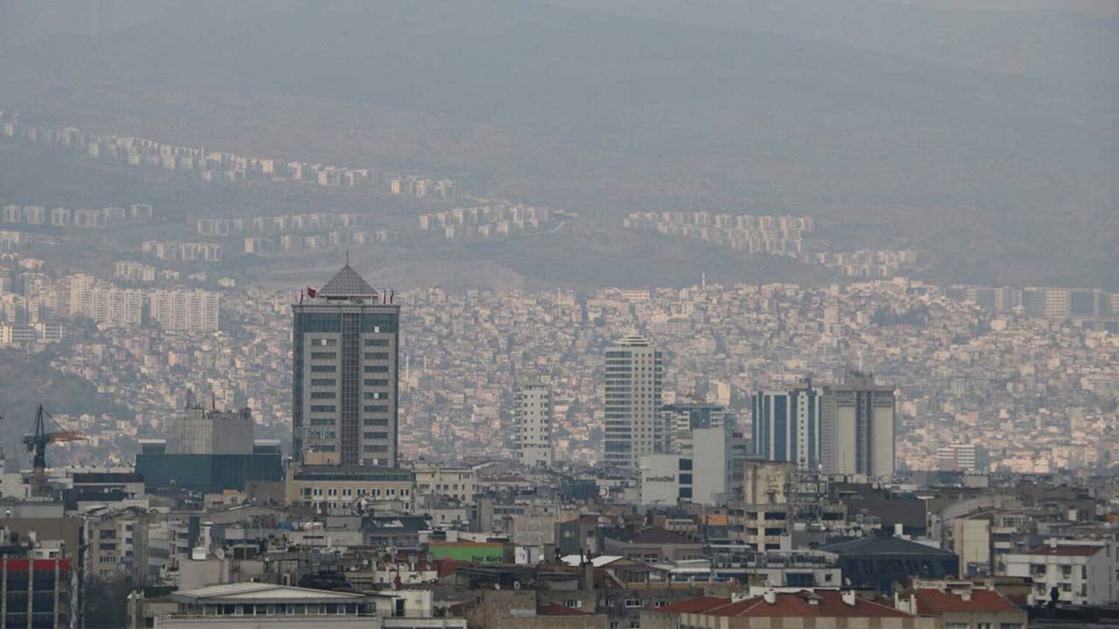 İzmir'de hava kalitesi alarm veriyor: Konak'taki ölçümler DSÖ sınırının 4 katından fazla