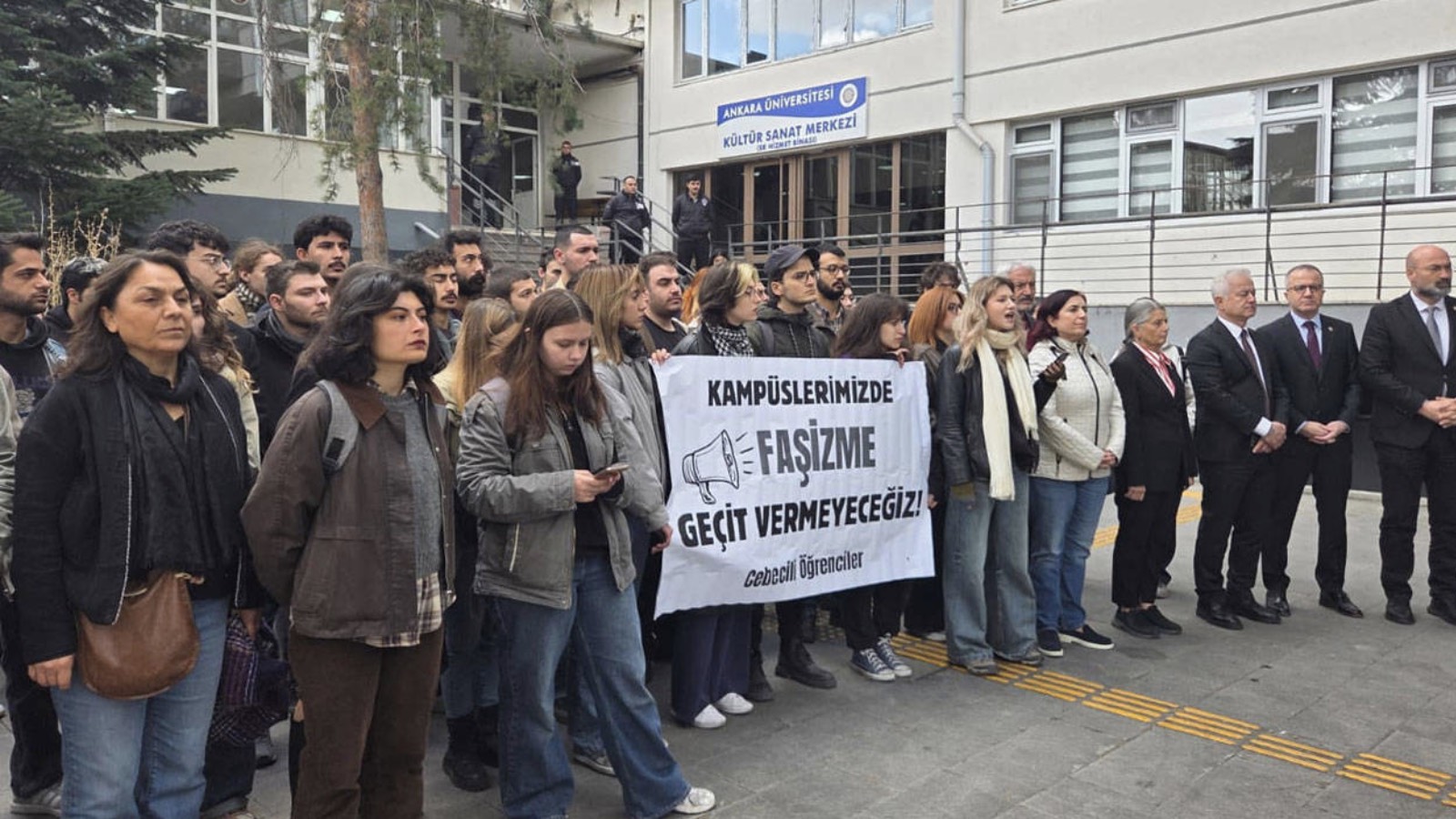 Hacettepe Üniversitesi'ndeki palalı saldırı ardından Ankara Üniversitesi öğrencileri açıklama yaptı: Kampüslerimizde faşizme geçit vermeyeceğiz