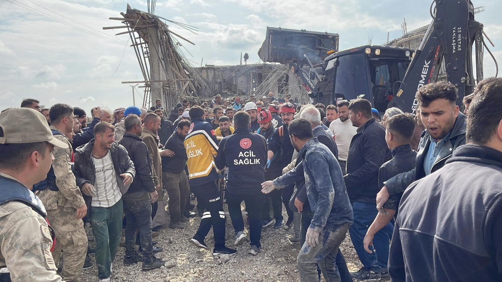 Beton dökümü sırasında inşaat çöktü: İki işçi hayatını kaybetti, üç işçi yaralı!