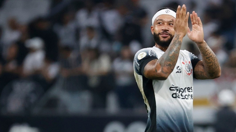 Listenin ikinci sırasındaki isim, transferi daha önce de gündeme gelen Memphis Depay. Brezilya’nın Corinthians takımında oynayan 31 yaşındaki Hollandalı forvet, 1 yıl daha sözleşmesi olmasına karşın Avrupa’ya dönmek istiyor.