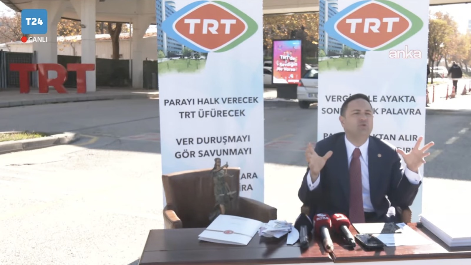 CHP'li Umut Akdoğan TRT önünde stüdyo kurdu: Kamu yayıncılığı için kurulmuş kurum, saray yalancılığı yapıyor; siyah beyaz yayın yapın, onurlu yaşayın!