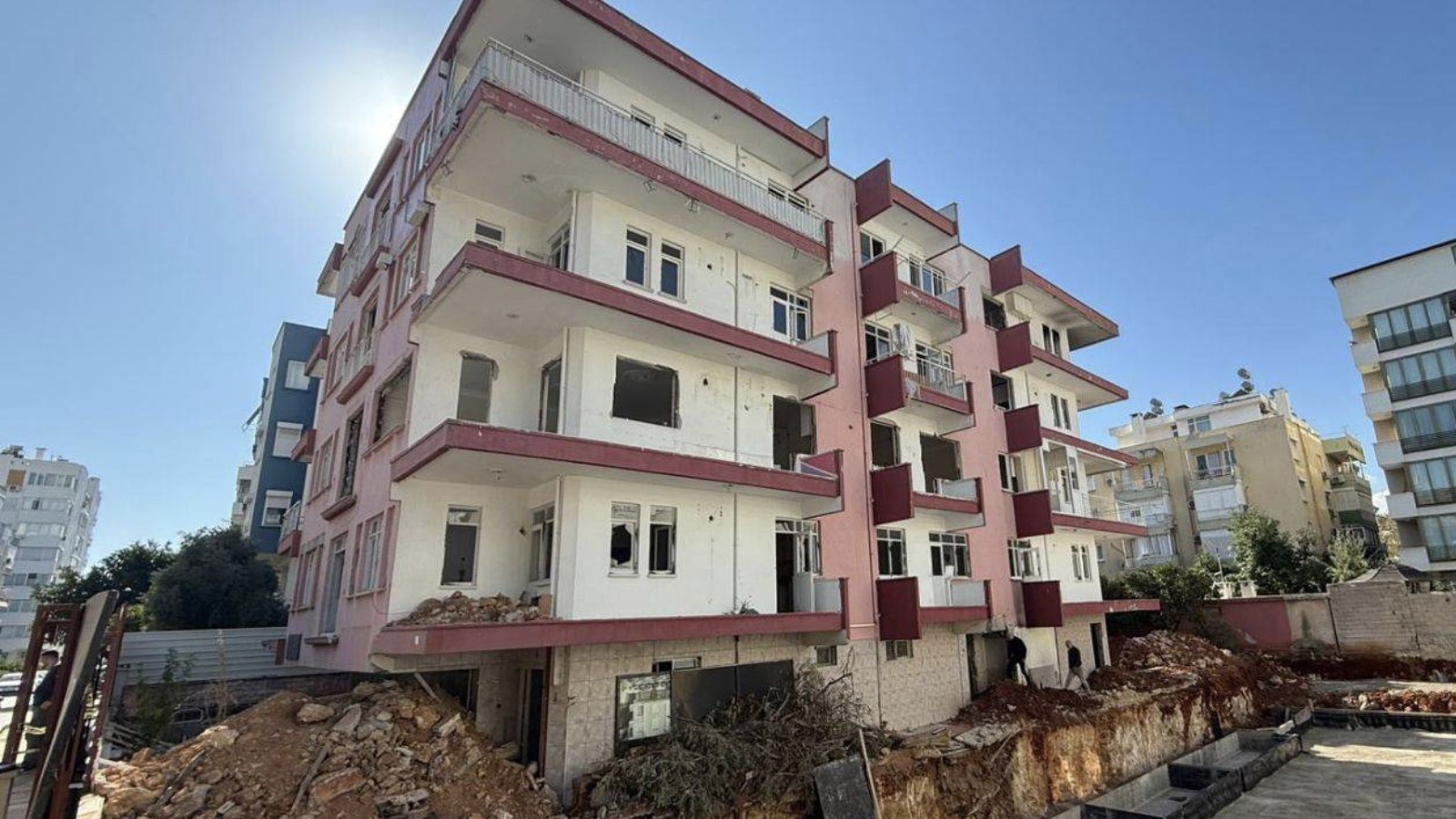 4 katlı metruk binada yangın çıktı: 1 erkek cesedi bulundu