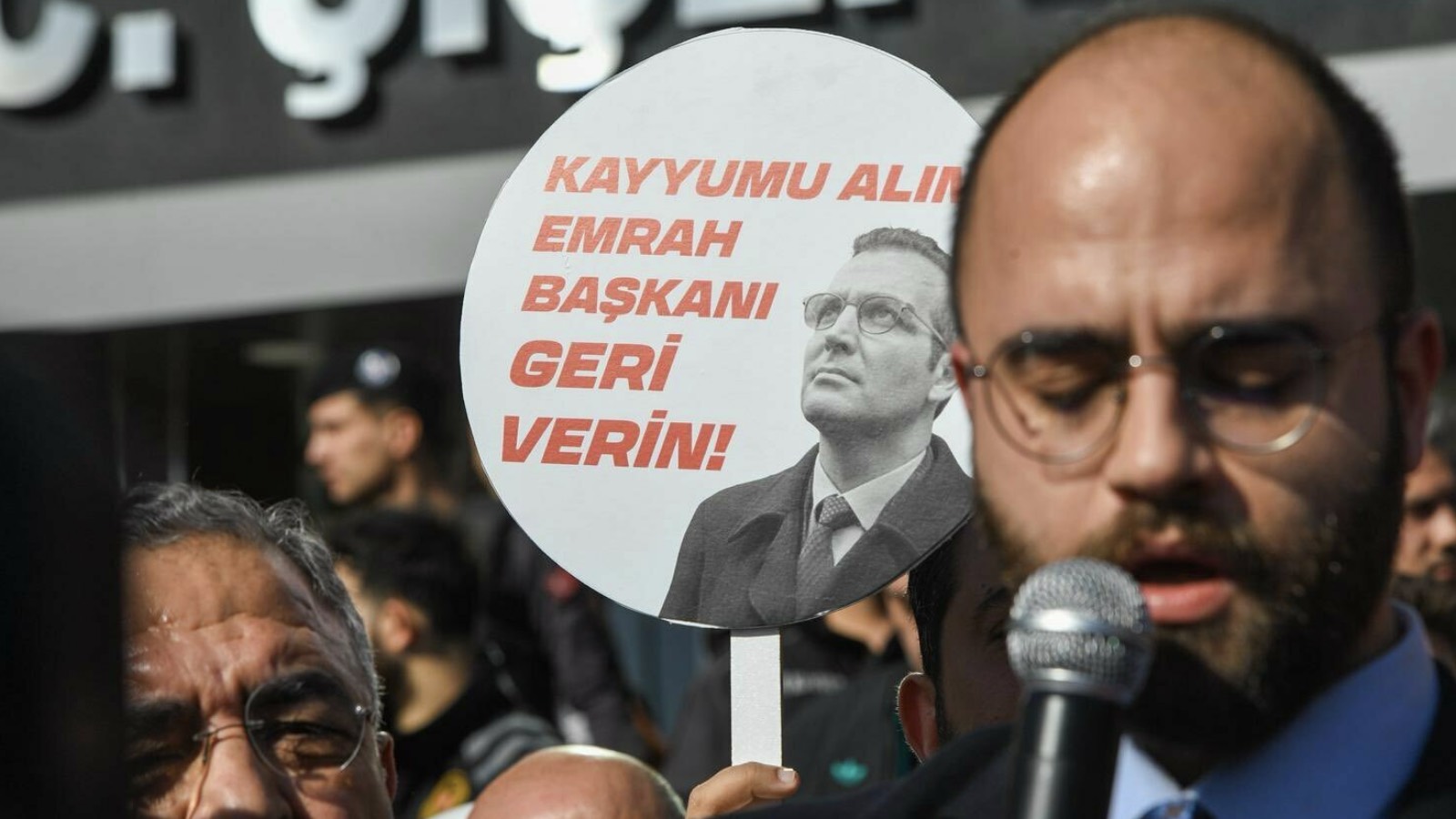 Resul Emrah Şahan'dan belediye işçilerinin işten çıkarılmasına tepki: Şişli’nin iradesine kayyum atayanlar, şimdi de liyakatli personelimize el uzatıyor