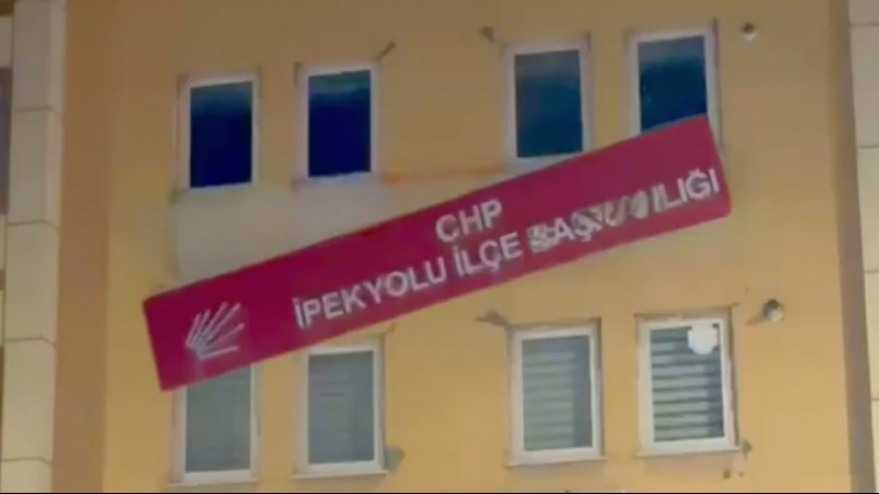 Van'da CHP'nin ilçe binasına saldırı; CHP'den kınama: Vandalizmden ve provakasyondan medet umanlar hiç heveslenmesinler