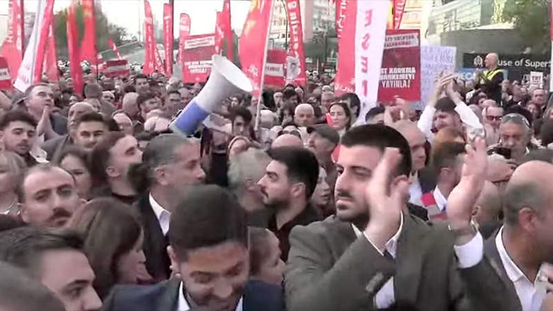 CHP İstanbul İl Başkanlığı, TRT'ye yürüyüşünde polis engelini aştı: TRT, kurulduğu günden bu yana böyle rezil bir duruma düşmemiştir