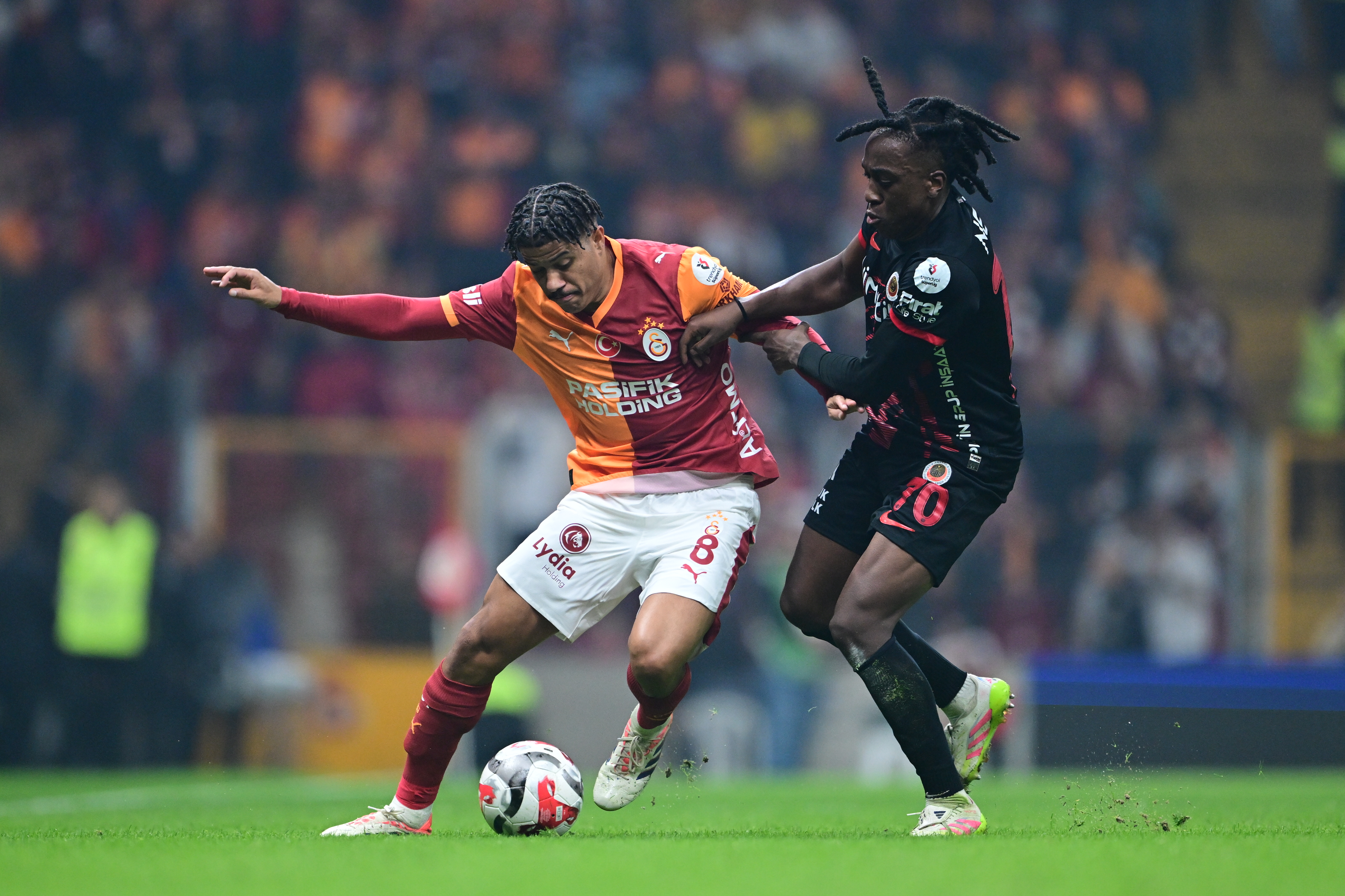 Ahmet Çakar: Tehlike çanları G.Saray için çalıyor, Dün akşam kazandılar, zaten bekleniyordu ama hasar büyük. Singo ve Lemina'nın sakatlığı ne alemde birkaç güne belli olur, Sallai kırmızı kart cezalısı, F.Bahçe maçında oynamayacak. Osimhen'in durumu belirsiz. F.Bahçe maçı için her şey kapkara. Dün gece özellikle ilk yarı tek kale bir maç izledik. Direkten dönen toplar, G.Saray'ın şanssızlığıydı. G.Birliği bir serbest vuruştan komik bir gol attı. Komik ifadesini G.Saray defansı için kullanıyorum. Böyle bir pozisyon hatası yapılıp kale ağzında rakip forvete top vurdurulmaz. Benzeri yan top hatasından G.Birliği ikinci golü de buldu maçın sonlarına doğru. Sanchez sadece refakat ediyor. İkinci yarıda her şeyin kötü gittiği dakikalarda İcardi sahneye çıktı, vuruş tekniğiyle beraberliği getirdi. Ardından da çok kısa süre içinde G.Saray, ikinci ve üçüncü golü buldu. Sonuçta G.Saray kazandı ama iyi oynamadılar. Daha önemlisi ama eksik antrenman ama yanlış antrenman, oyuncuların sürekli sakatlanmasına sebep oluyor. (Sabah)