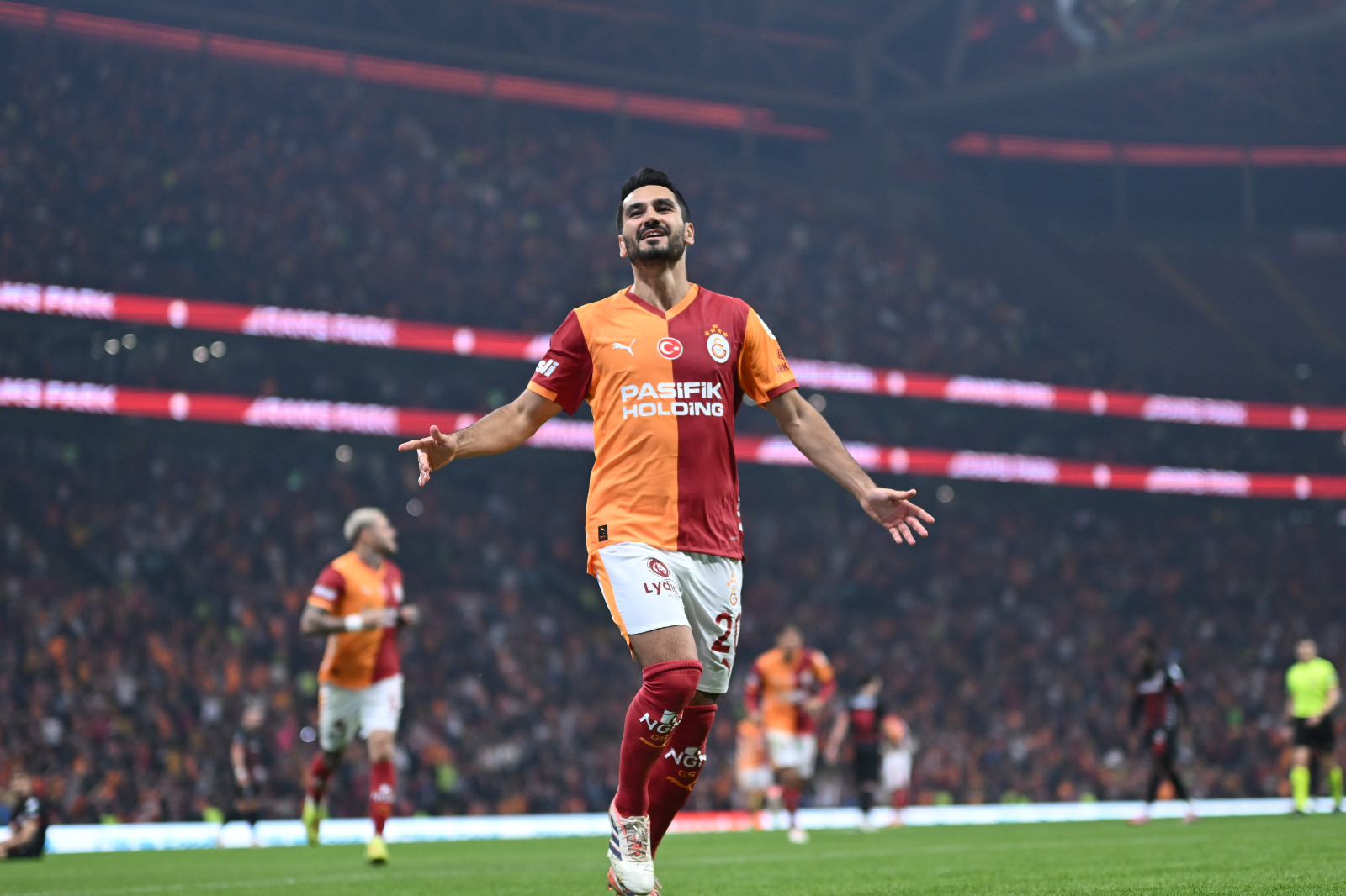  Mustafa Çulcu: Ozan Ergün'ün tecrübe ihtiyacı var. 48'de Barış-Thalisson pozisyonunda Galatasaray penaltı bekledi, devam kararı doğru. Thalisson'un ikinci sarıdan kırmızısı hakemin yorumu. 63'te Göktan'ın uzaktan gelerek toptan sonra Sallai'nin kavalına basmasına kırmızı göstermeliydi. Çünkü uzaktan gelen Göktan hem topu hem rakibi görüyor ama hiç önlem almıyor. B 81'de kendi oynadığı top, Tongya'nın baldırından eline geliyor, devam kararı doğru. 90+4'te Sallai'nin kırmızısı doğru, lakin VAR'a bırakmadan kendisi ihraç edebilmeliydi. (Sabah)