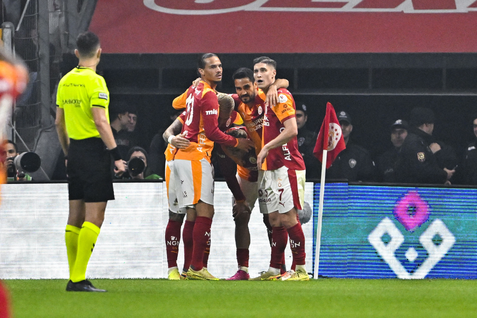 Uğur Meleke: Gençlerbirliği ligin topla en az oynayan, en fiziksel, en mücadeleci, en temaslı takımlarından biri. Alkaralar’ı bu stratejilerinden dolayı da suçlayamayız, kadro kalitelerinin elverdiği oyun bu. Milli maç arası öncesi Başakşehir karşısında özellikle ikinci yarıda bir savunma dersi vermişlerdi. Başakşehir 45 dakika boyunca topa yüzde 80 sahip olmuş ancak çok az net fırsatla bitirmişti müsabakayı. Dün Galatasaray karşısına da adeta Başakşehir maçının devamı gibi çıktılar. Dün Seyrantepe’de ilk 45’te Gençlerbirliği “4+5” ikili sıkı bir hatla karşıladı Galatasaray’ı. Merkezden neredeyse hiç fırsat vermedi. Ancak Galatasaray iki kanattan da yerden ortalarla pozisyonlar yarattı Ankara ekibinin kalesinde. İlk devrede hem Lemina, hem de Singo’yu sakatlığa kurban vermelerine, isteksiz Yusuf Demir’le adeta 10 kişi oynamalarına rağmen 18 şut attılar. Rakip ceza alanında 31 kez topla buluştular. İki kez direğe takıldılar. Galatasaray’ın hava toplarında usta olan Gençlerbirliği savunmasına karşı yerden kanat ortalarıyla oynaması doğru tercihti. İcardi oyuna girdikten sonra bu doğru tercihten ürün de almayı başardılar. 1-0’dan 3-1’e getirdiler skoru. Bu bölümün yıldızları oyuna girdikten sonra ceza alanına anlam katan İcardi ve sol koridoru çok etkili kullanan Barış Alper Yılmaz’dı. (Hürriyet)