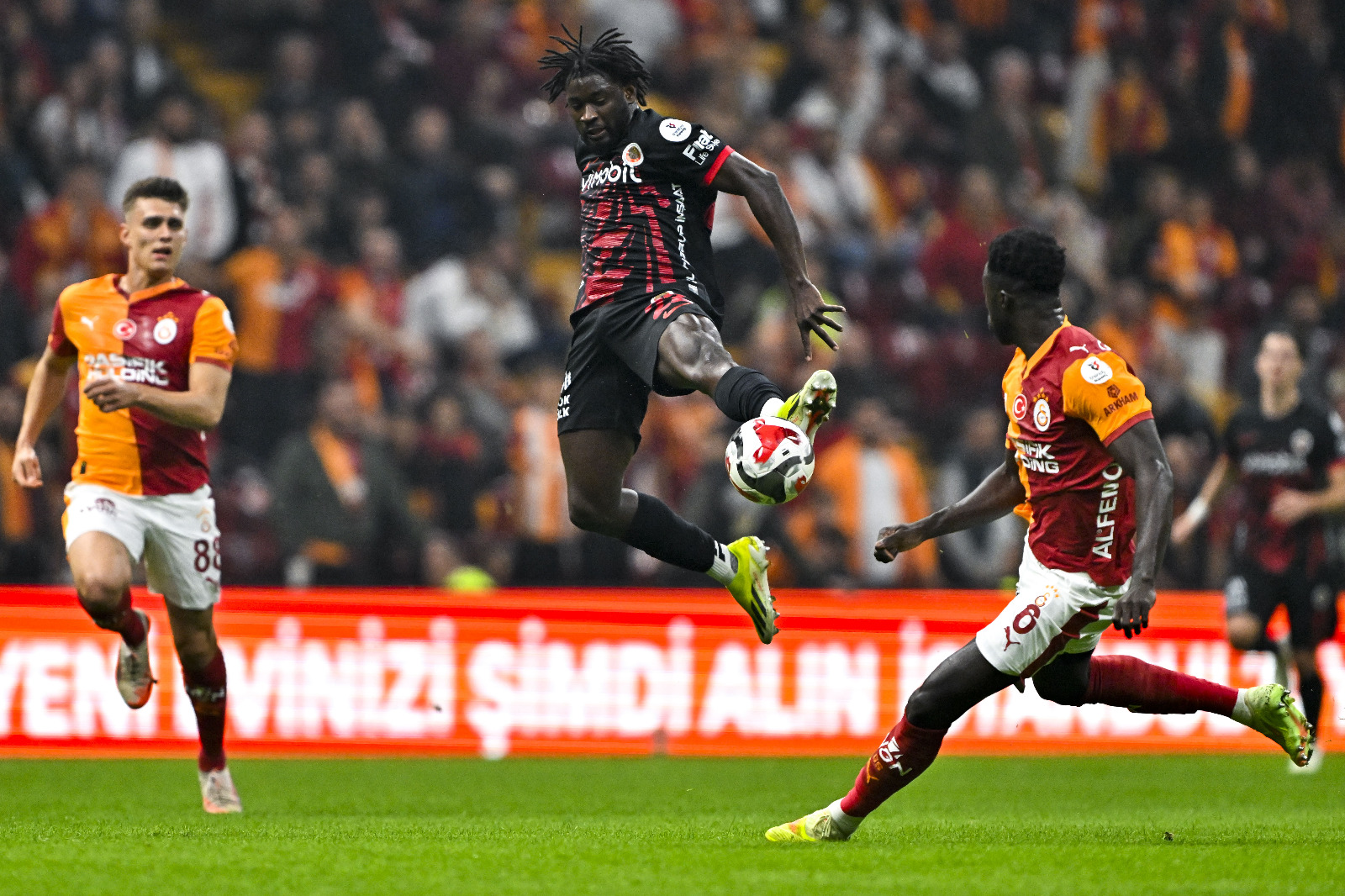 Ercan Taner: Oyuna Lemina yerine sonradan dahil olan Yusuf, ikinci yarıya başlamadı. Yerine İlkay sahadaydı. İlkay oynayacak durumda ise maça o başlar. Okan Buruk yine yanlışı doğruya çevirmişti. Icardi ve Barış’ın arka arkaya attığı goller ile geri dönmüştü Galatasaray. İyi paslar ve çabuk ataklara dayanamamıştı konuk ekip. Gençlerbirliği, ani ataklarla 2. golü bulacakken, kalesinde 2 gol üst üste gördü. Yenen 2 golün ardından bir de eksik kalınca şansı iyice azaldı Gençlerbirliği’nin. Akşamın başarılı ismi Barış, üçüncü golü İlkay’a attırmıştı. Metehan’ın golü Gençlerbirliği’ni umutlandırdı ama süre yetmedi. Galatasaray savunması dün akşam büyük hatalar yaptı. Sallai’nin kırmızısı derbi öncesi Okan Buruk’u üzdü. Takımda sinyaller iyi değil. (Sözcü)