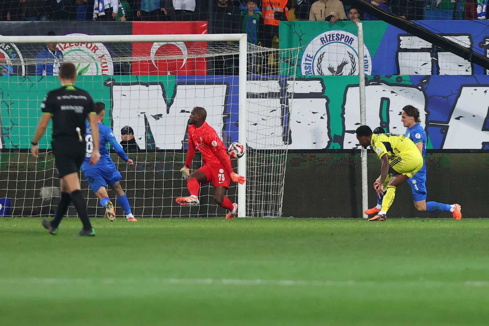 Spor yazarları, Fenerbahçe'nin Rizespor galibiyetini yorumladı: 