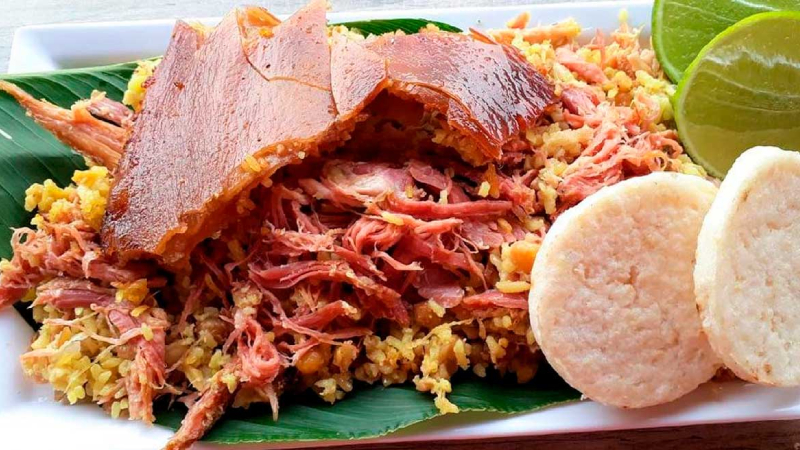 1. Lechona, Kolombiya: Sarı bezelye , yeşil soğan ve baharatlarla doldurulmuş kızarmış bir domuzun, açık havadaki bir tuğla fırında birkaç saat pişirilmesinden oluşur.