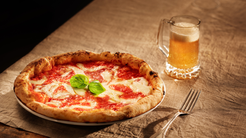 2. Pizza Napoletana, İtalya: İtalya'nın Napoli şehrinde hazırlanan yuvarlak pizzanın bir çeşididir ve yüksek kenarlı yumuşak, ince bir hamurla karakterize edilir. Domatesler geleneksel olarak, Vezüv Yanardağı'nın güneyindeki volkanik ovalardan getirilir. Bu pizza, UNESCO tarafından somut olmayan kültür mirası ilan edilmiştir.