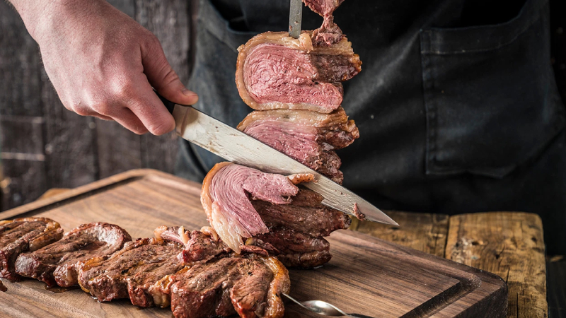 3. Picanha, Brezilya: Brezilya mutfağının en değerli et kesimlerinden biridir ve özellikle “churrasco” adı verilen geleneksel Brezilya barbeküsünde sıkça kullanılır. Bu et kesimi, sığırın arka kısmında, butun üstünde yer alır ve üzerinde belirgin bir yağ tabakası bulunur. Amerika Birleşik Devletleri’nde “sirloin cap”, Birleşik Krallık’ta ise “rump cap” olarak bilinir.