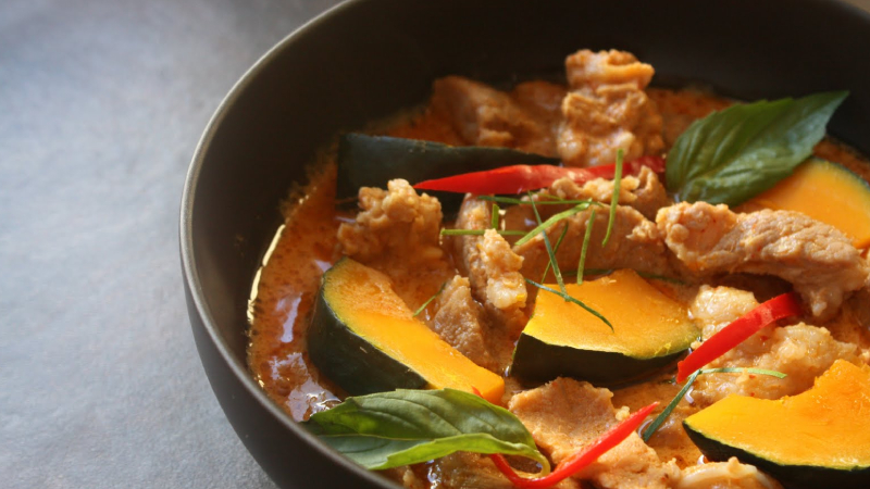 5. Phanaeng Curry, Tayland: Hindistan cevizi sütü, özel baharat karışımı ve etin enfes birleşimi ile yapılır. Bu yemek, dünya genelinde yemek tutkunlarının favorisi olmayı başarmıştır.