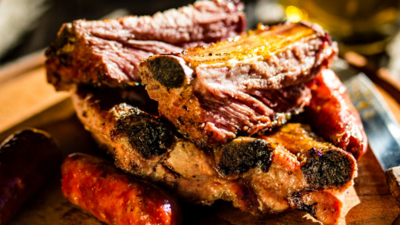 6. Asado, Arjantin ve Uruguay: Asado genellikle sığır eti, domuz eti, tavuk, chorizo ve morcilladan oluşur ve bunların hepsi açık ateş veya parrilla adı verilen bir ızgara kullanılarak pişirilir.